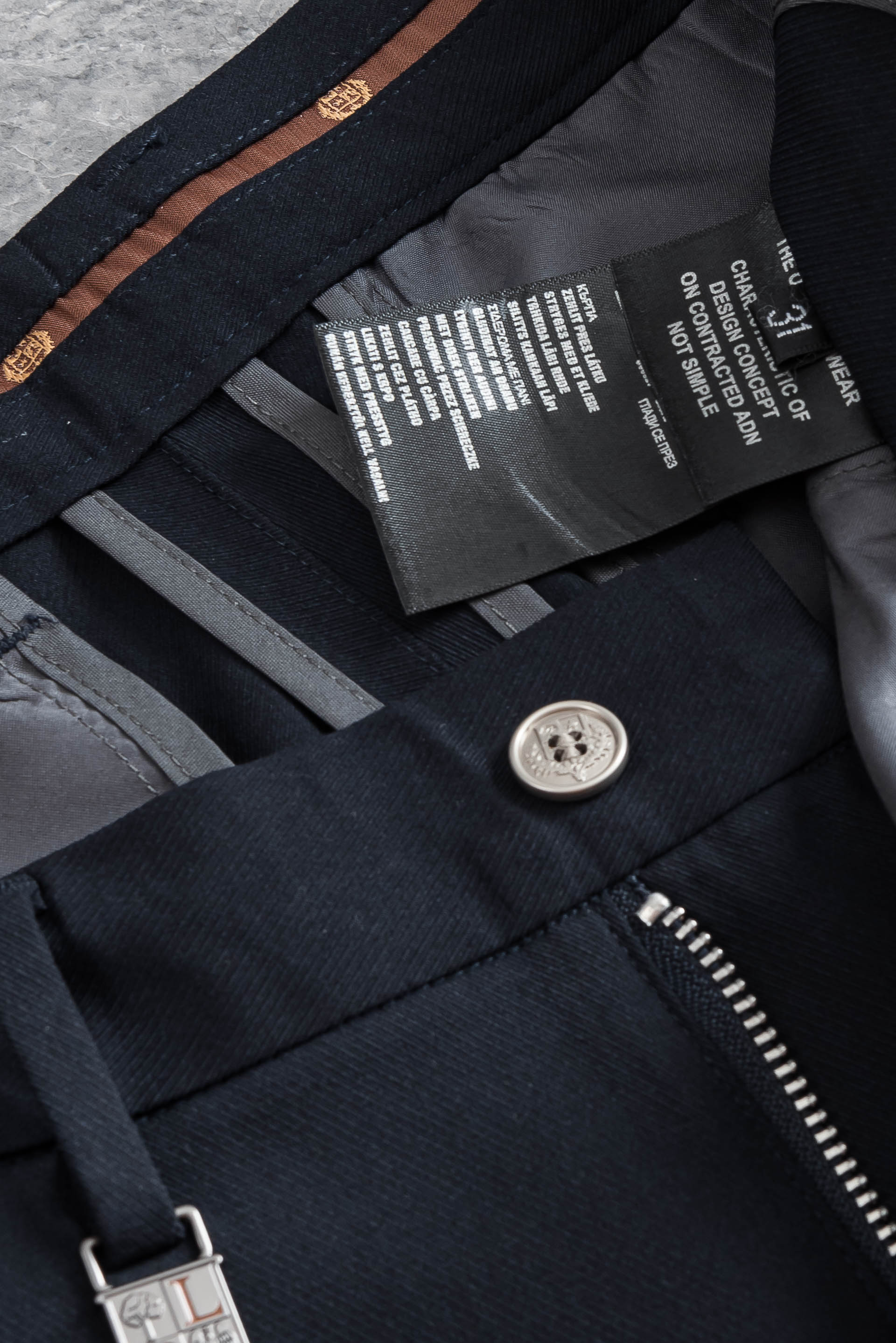 Loro Piana26ss春夏轻奢时尚定制休闲西裤,简洁干练的风格,精致卓越的品质男装,每款的设计点跟 Loro Piana26ss春夏轻奢时尚定制休闲西裤,简洁干练的风格,精致卓越的品质男装,每款的设计点跟