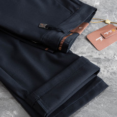 Loro Piana26ss春夏轻奢时尚定制休闲西裤,简洁干练的风格,精致卓越的品质男装,每款的设计点跟 Loro Piana26ss春夏轻奢时尚定制休闲西裤,简洁干练的风格,精致卓越的品质男装,每款的设计点跟
