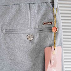Loro Piana26ss春夏轻奢时尚定制休闲西裤,简洁干练的风格,精致卓越的品质男装,每款的设计点跟 Loro Piana26ss春夏轻奢时尚定制休闲西裤,简洁干练的风格,精致卓越的品质男装,每款的设计点跟