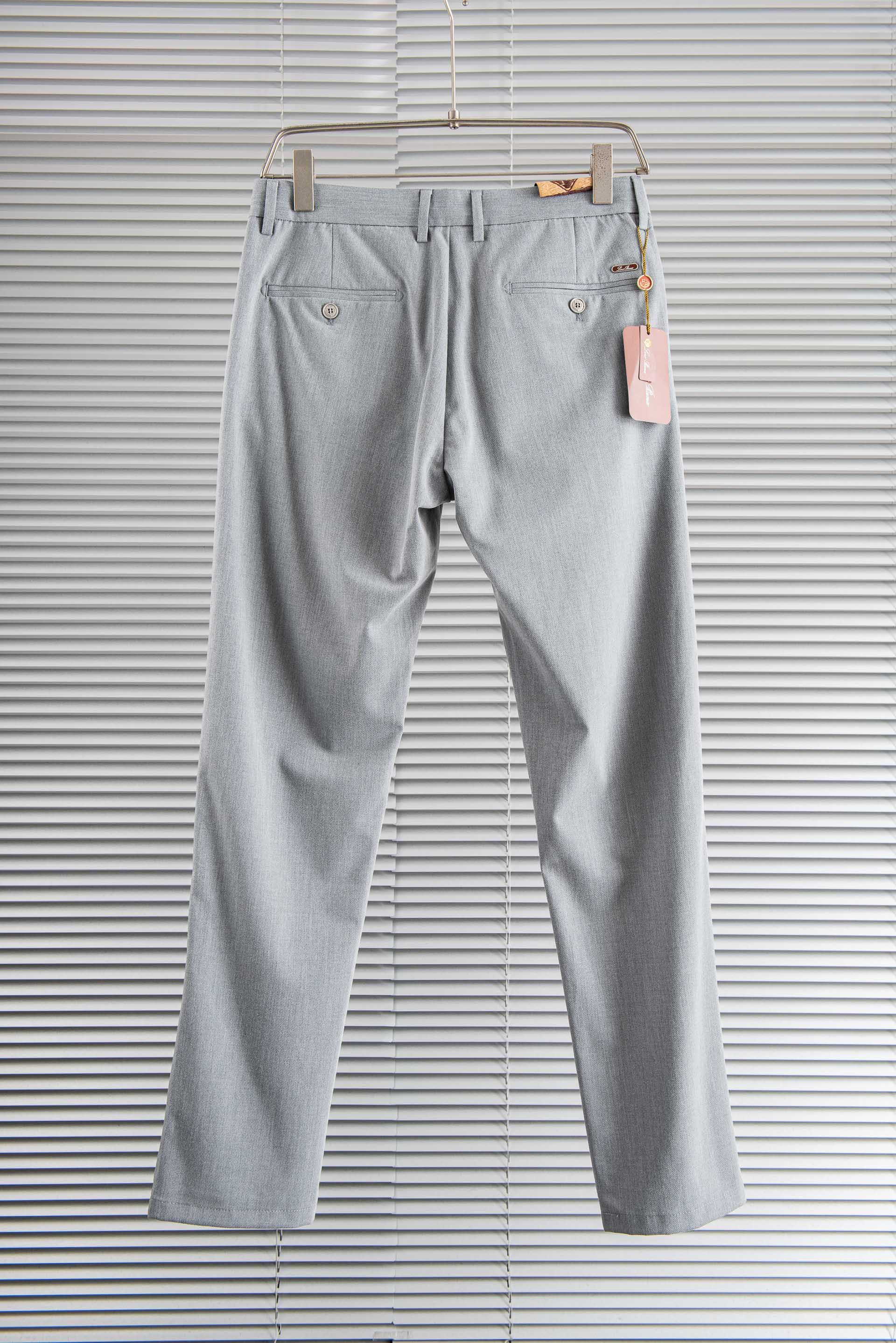 Loro Piana26ss春夏轻奢时尚定制休闲西裤,简洁干练的风格,精致卓越的品质男装,每款的设计点跟 Loro Piana26ss春夏轻奢时尚定制休闲西裤,简洁干练的风格,精致卓越的品质男装,每款的设计点跟
