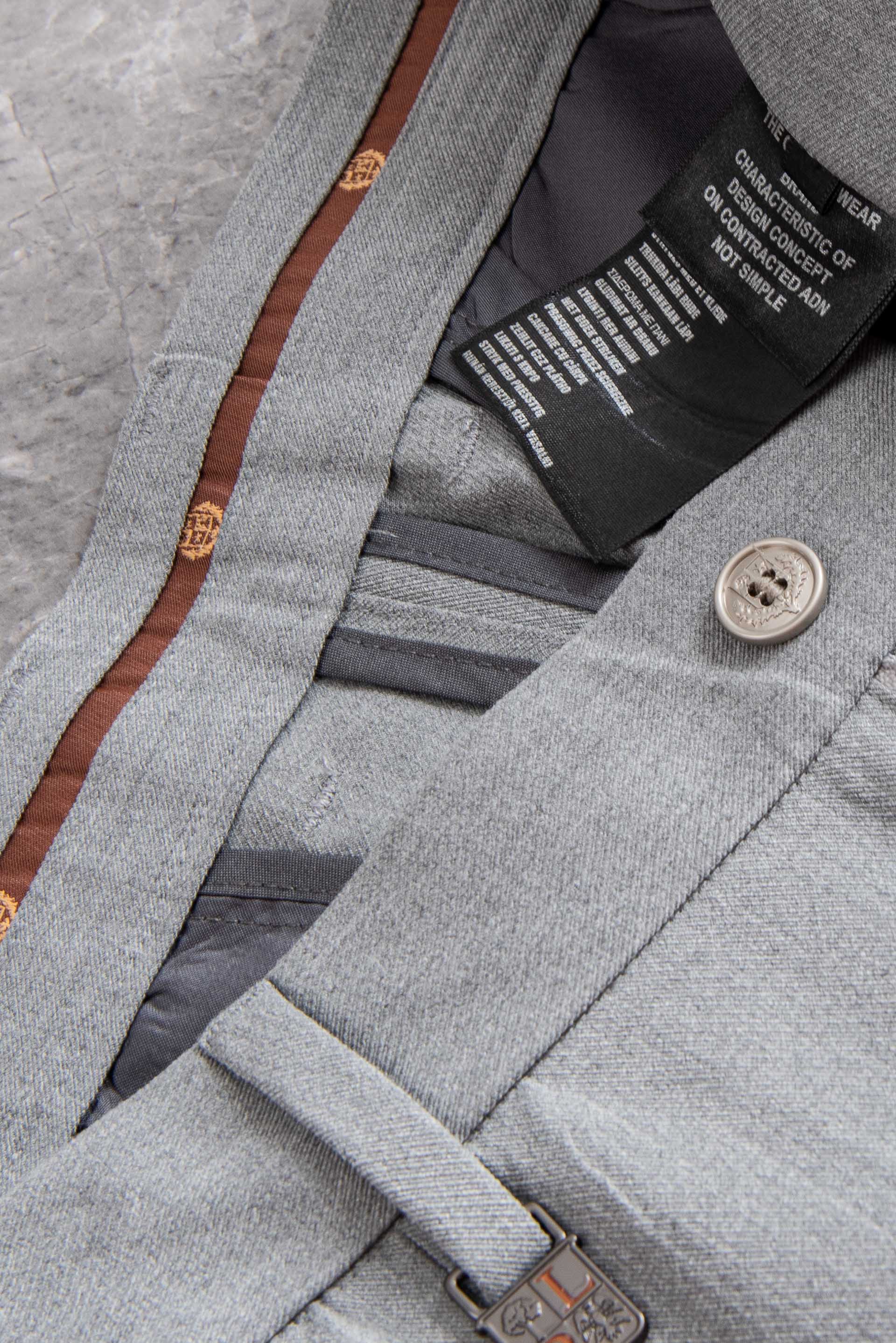 Loro Piana26ss春夏轻奢时尚定制休闲西裤,简洁干练的风格,精致卓越的品质男装,每款的设计点跟 Loro Piana26ss春夏轻奢时尚定制休闲西裤,简洁干练的风格,精致卓越的品质男装,每款的设计点跟