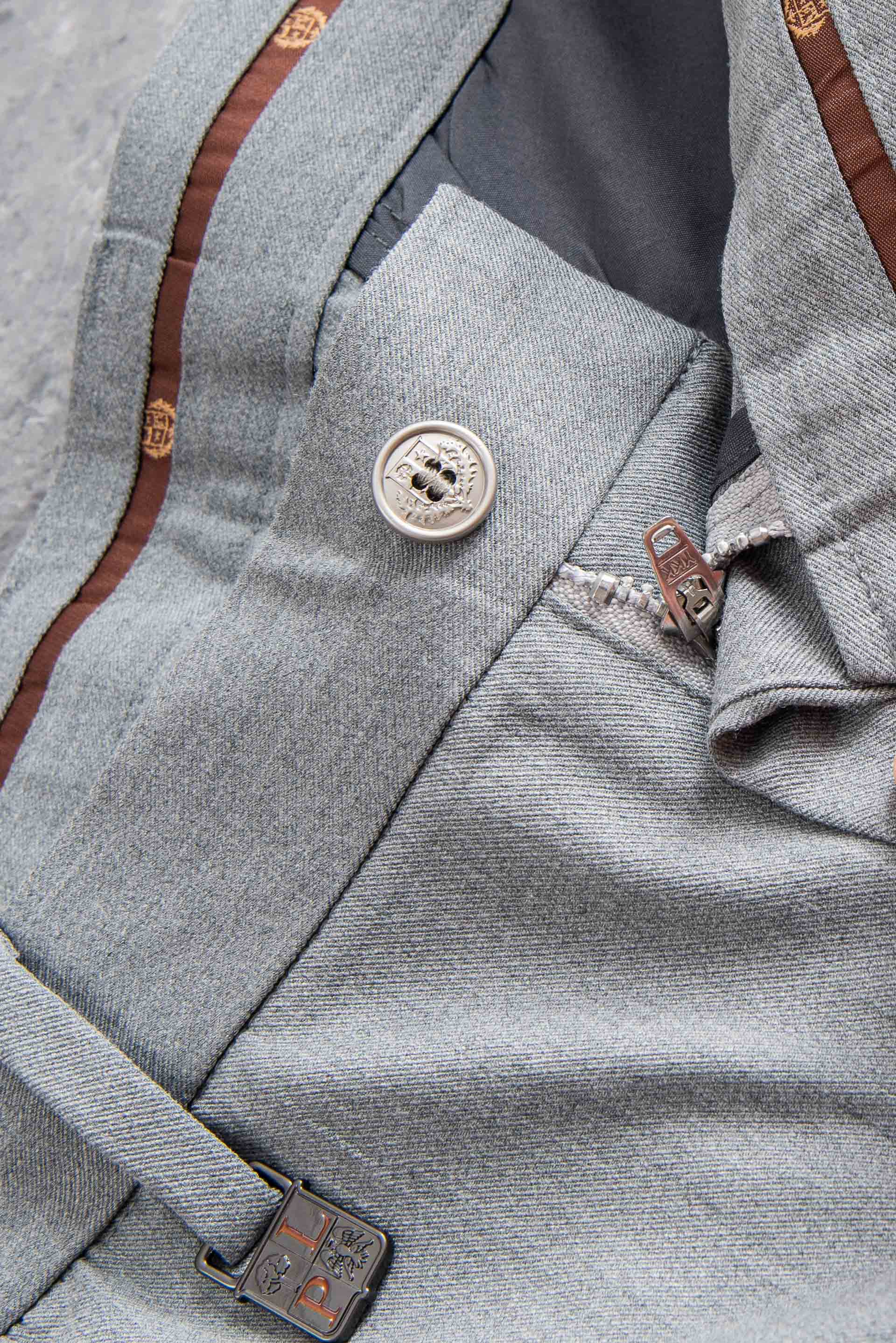 Loro Piana26ss春夏轻奢时尚定制休闲西裤,简洁干练的风格,精致卓越的品质男装,每款的设计点跟 Loro Piana26ss春夏轻奢时尚定制休闲西裤,简洁干练的风格,精致卓越的品质男装,每款的设计点跟