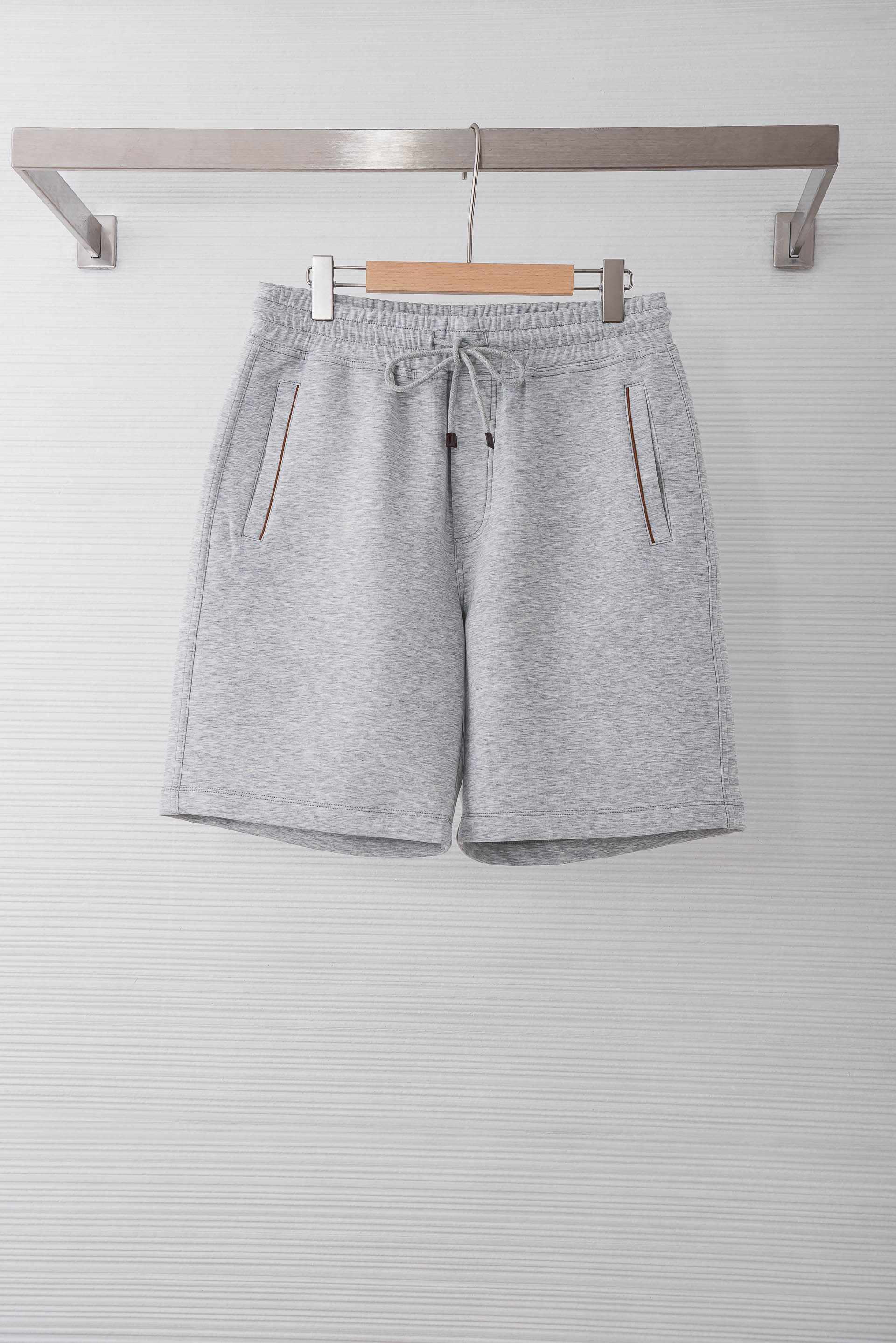 NO:842536,2026 new summer shorts #Brune** C's latest series # The brown webbing trim on the front side pockets is BC's classic identification element, low-key reflecting the brand's craftsmanship. The drawstring end bell is both practical and luxurious, and is the brand's signature detail. The elastic waist drawstring design takes into account comfort and fit, and is very tolerant to the waistline.  The straight and slightly wide five-quarter trousers do not pick up the legs. They are neither too loose and dragging, nor too tight to expose the shortcomings of the figure. They are suitable for various body types. The fabric feels soft and thick, has a good drape, and is not easy to deform after long-term wear. The double patch pockets on the back piece adopt a suit-style topstitch hemming process, integrating the sophistication of formal clothes into casual items. The elegant three-color selection creates an elegant chapter for freehand travel in spring and summer.  Size M-3XL,,brunello cucinelli,chanel,shorts,business suit,198609092026 新款夏季短裤#Brune** C家最新系列#正面侧袋的棕色织带镶边是BC的经典识别元素,低调地体现了品牌的工艺质感.抽绳末端吊钟兼具实用性与奢华感,是品牌标志性的细节处理.松紧腰抽绳设计,兼顾舒适与贴合度,对腰围的包容性很强. 直筒微阔的五分裤型,不挑腿型,既不会过于宽松显得拖沓,也不会过紧暴露身材短板,适配各种体型.面料手感软糯厚实,垂坠感好,久穿不易变形.后片的双贴袋采用了西装式的明线包边工艺,把正装的精致感融入了休闲单品中. 气质优雅的三色选择,为春夏写意出行划上优雅篇章. 尺码M-3XL,,brunello cucinelli,chanel,shorts,business suit,,Men's clothing