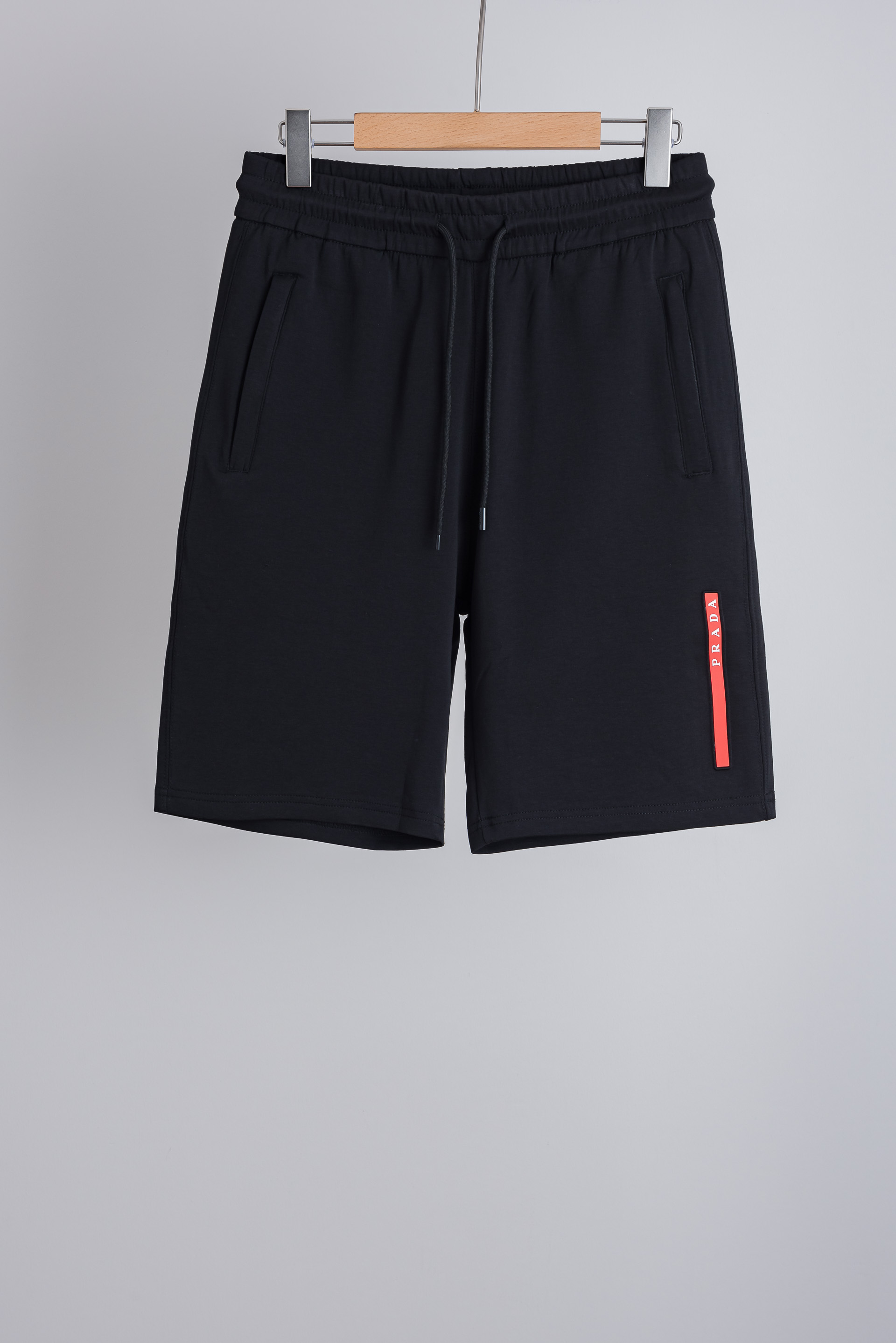 ☀️☀️ Prad*  2026春夏新款！徽标棉质短裤#呈现休闲版型！两个侧袋，一个后袋，采用经典的抽绳