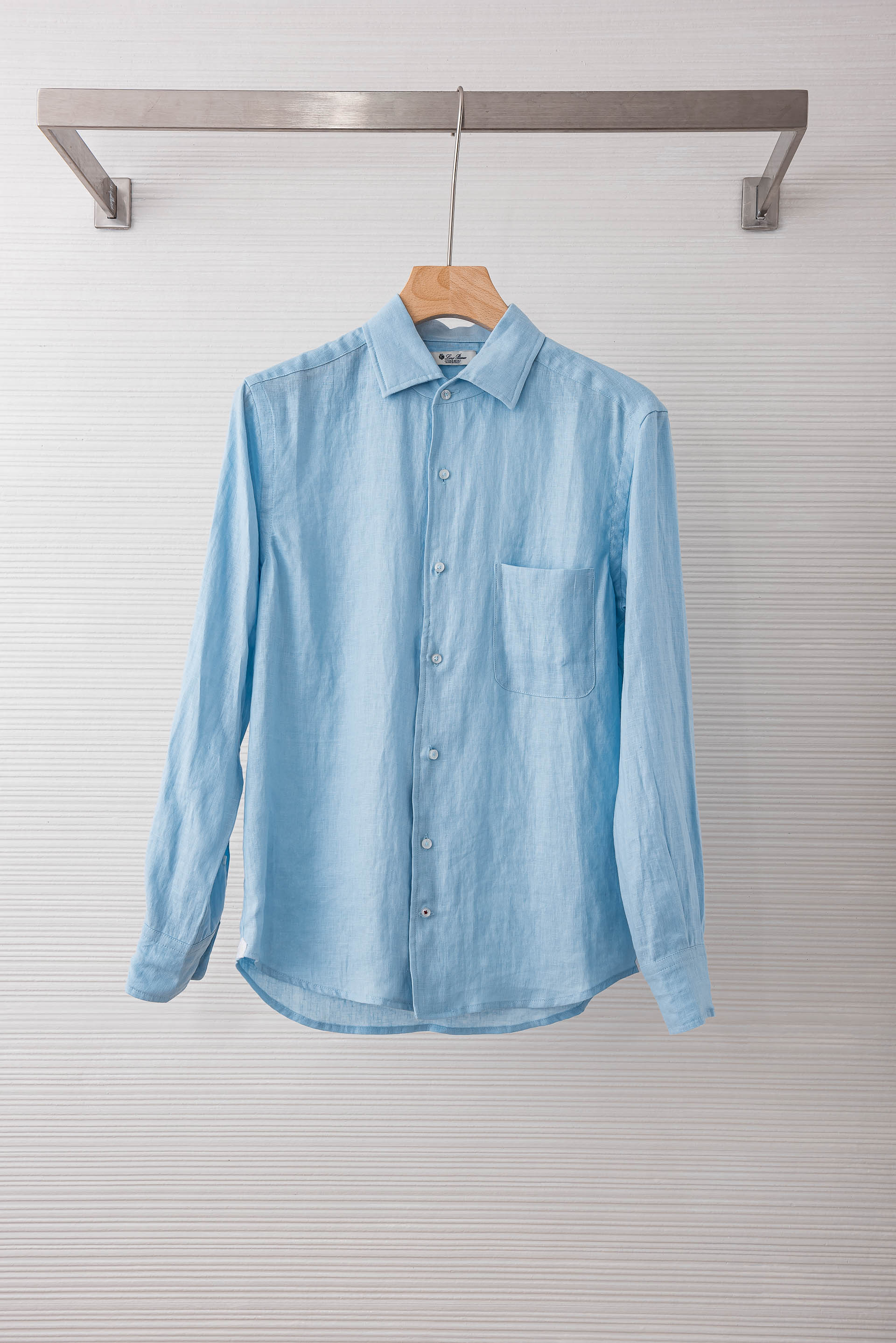 NO:842509,Loro Piana customer-provided linen fiber fabric# In the hot summer, a piece of linen with its own coolness is an urgent need for men's wardrobe. Use natural fibers to create a breathable summer barrier. It is naturally breathable, moisture-wicking, and instantly cools the upper body, saying goodbye to the hot and sticky feeling. It is like a 'natural air conditioner' for walking. Linen has its own delicate texture and soft luster. The more it is worn, the more it is washed, the more texture it has. The natural wrinkles show a lazy and advanced look, rejecting the sense of cheapness.  The classic Windsor collar design, the collar is crisp and stylish, modifies the neck line, retains the neatness of business, but also weakens the sense of formality, giving a full casual atmosphere. The long-sleeved version is loose and moderate, not tight or restrictive, and the cuffs can be rolled up at will, casual and handsome; worn alone, it is refreshing and breathable, suitable for matching, and is suitable for vacation, commuting, and daily outings.  No extra decoration, simple tailoring highlights quality, neat details, exquisite buttons, taking into account comfort and style. Colorful and fresh colors, brighten the summer look, easily wear old money style relaxed feeling, it is a must-have cool texture item for men in summer. Size S-XL, loro piana,19860909Loro Piana客供亚麻纤维面料# 夏日炎炎,一件自带凉感的亚麻,是男士衣橱的刚需以天然纤维打造夏日透气屏障, 天然透气、吸湿排汗,上身瞬间降温,告别闷热粘腻,宛如行走的“天然空调”.亚麻自带的细腻肌理与柔和光泽,越穿越软、越洗越有质感,自然褶皱尽显慵懒高级,拒绝廉价感. 经典温莎领设计,领型挺括有型,修饰颈部线条,既保留商务的利落感,又弱化正式感,休闲氛围拉满.长袖版型宽松有度,不紧绷、不束缚,可随意挽起袖口,随性又帅气；单穿清爽透气,搭配、都适配,度假、通勤、日常出街都合适. 无多余装饰,简约剪裁凸显品质,细节走线工整,纽扣精致,兼顾舒适与格调.缤纷清新配色,点亮夏日造型,轻松穿出老钱风松弛感,是夏日男士必备的清凉质感单品. 码数S-XL,,loro piana,,Men's clothing