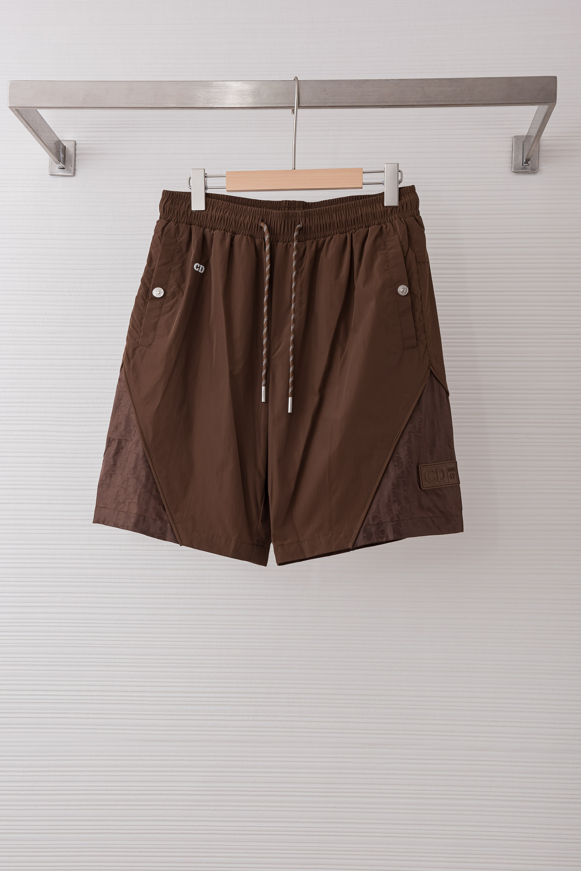 NO:842530,dio* 2026SS summer classic thin and quick-drying nylon drawstring men's beach shorts#  The trousers are made of imported nylon. The material is breathable and moisture-wicking. It is not easy to pack and deform after being worn for a long time. It has good wrinkle resistance and tear resistance. The fabric is also a functional quick-drying fabric that is very practical in summer. It creates different textures and textures, and also presents a different light perception from the past. The classic British plaid is also very personalized and fashionable. Of course, the recognition is naturally low-key and versatile, and can be used for casual fashion and sports. Sizes M-XXXL, dior, shorts,19860909dio* 2026SS夏季经典轻薄速干尼龙抽绳男士沙滩短裤# 该裤装取材于进口尼龙,材质透气吸湿排汗,久穿也不易起包变形,拥有良好的抗皱性,防撕裂性能,并且面料也是夏季非常实用的功能性速干面料,营造出不同纹理跟质感,也呈现出不同于以往常规的光感来,经典英伦格纹也非常的个性时尚,当然辨识度自然也是低调百搭不挑人,休闲时尚运动皆可. 尺码M-XXXL,,dior,shorts,,Men's clothing