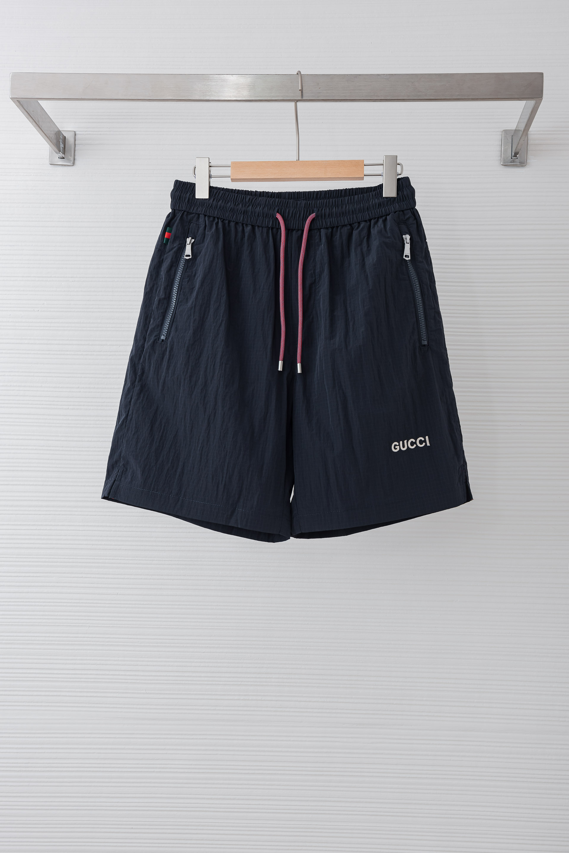 NO:842523,gucc* 2026SS summer classic thin and quick-drying nylon drawstring men's beach shorts#  The trousers are made of imported nylon, which is breathable and moisture-wicking. It is not easy to pack and deform after being worn for a long time. It has good wrinkle resistance and tear resistance, and the fabric is also a functional quick-drying fabric that is very practical in summer. It creates different textures and textures, and also presents a different light perception from the past. The classic British plaid is also very personalized and fashionable. Of course, the recognition is naturally low-key and versatile, and can be used for casual fashion and sports. Sizes M-XXXL, Gucci, shorts,19860909gucc* 2026SS夏季经典轻薄速干尼龙抽绳男士沙滩短裤# 该裤装取材于进口尼龙,材质透气吸湿排汗,久穿也不易起包变形,拥有良好的抗皱性,防撕裂性能,并且面料也是夏季非常实用的功能性速干面料,营造出不同纹理跟质感,也呈现出不同于以往常规的光感来,经典英伦格纹也非常的个性时尚,当然辨识度自然也是低调百搭不挑人,休闲时尚运动皆可. 尺码M-XXXL,,gucci,shorts,,Men's clothing