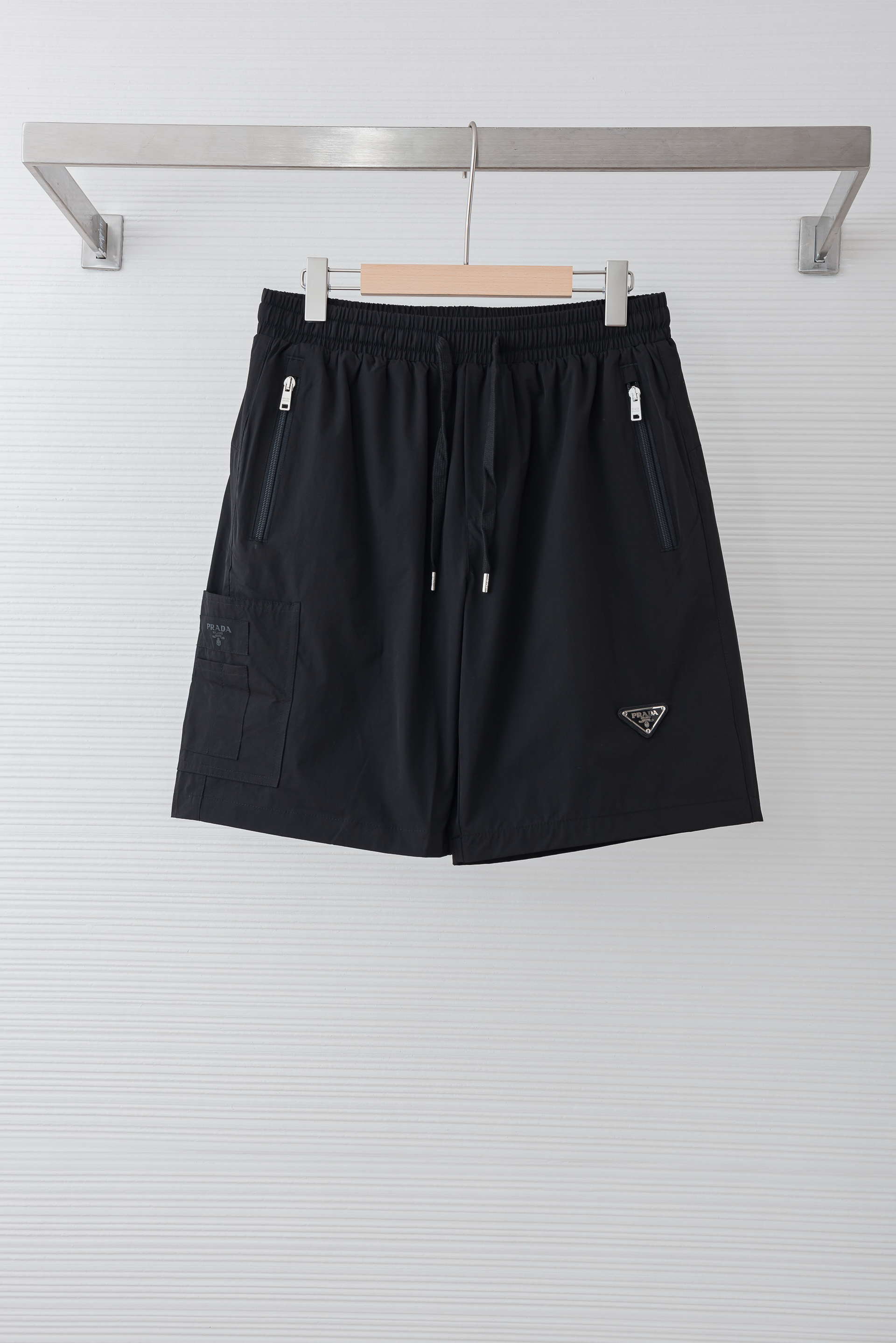 NO:842516,prad* 2026SS summer classic thin and quick-drying nylon drawstring men's beach shorts#  The trousers are made of imported nylon, which is breathable and moisture-wicking. It is not easy to pack and deform after long-term wear. It has good wrinkle resistance and tear resistance, and the fabric is also a very practical functional quick-drying fabric in summer. It creates different textures and textures, and also presents a different light perception from the past. The classic British plaid is also very personalized and fashionable. Of course, the recognition is naturally low-key and versatile, and can be used for casual fashion and sports. Sizes M-XXXL, prada, shorts,19860909prad* 2026SS夏季经典轻薄速干尼龙抽绳男士沙滩短裤# 该裤装取材于进口尼龙,材质透气吸湿排汗,久穿也不易起包变形,拥有良好的抗皱性,防撕裂性能,并且面料也是夏季非常实用的功能性速干面料,营造出不同纹理跟质感,也呈现出不同于以往常规的光感来,经典英伦格纹也非常的个性时尚,当然辨识度自然也是低调百搭不挑人,休闲时尚运动皆可. 尺码M-XXXL,,prada,shorts,,Men's clothing