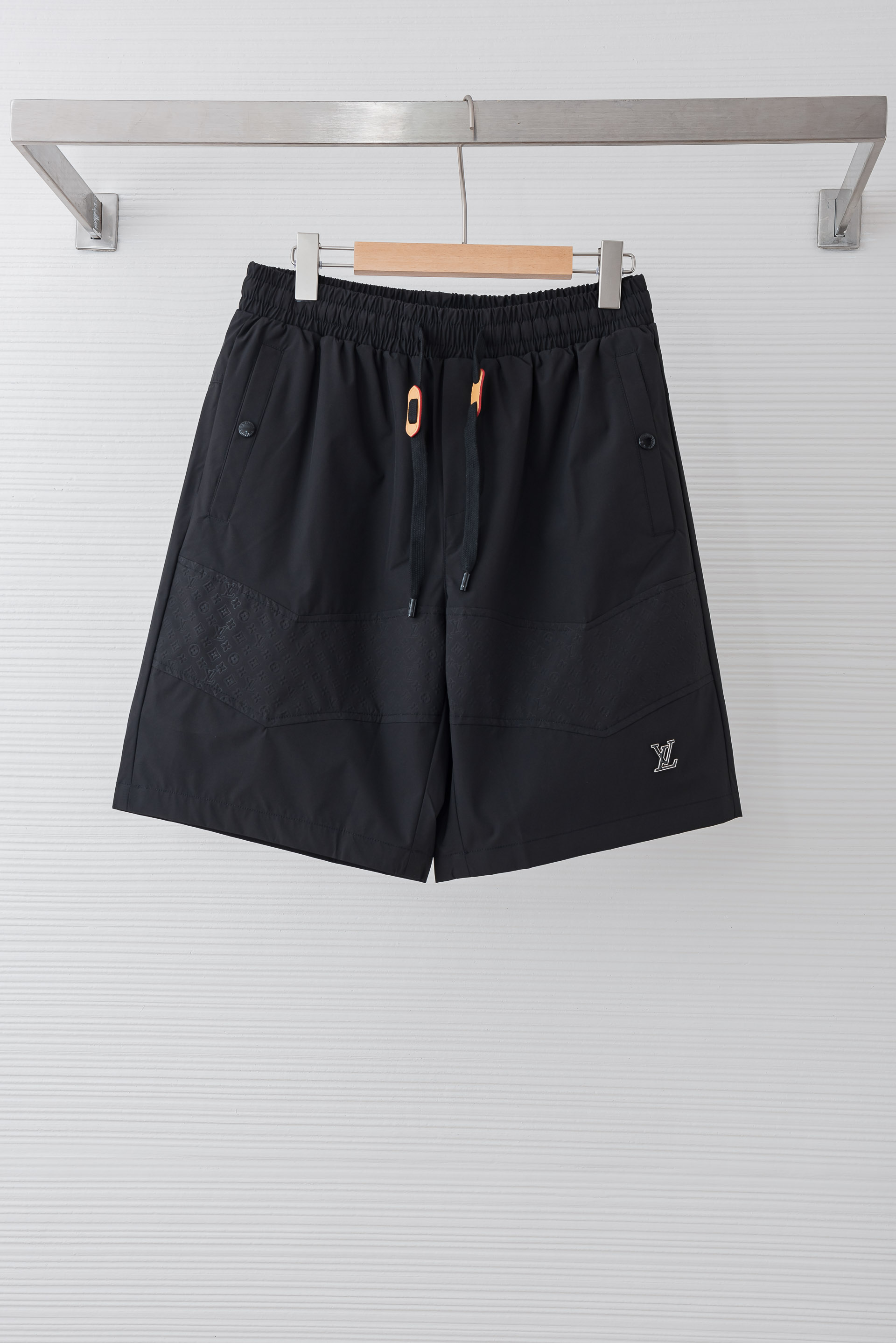 NO:842525,Lv 2026SS summer classic thin and quick-drying nylon drawstring men's beach shorts#  The trousers are made of imported nylon, which is breathable, moisture-wicking, and not easy to pack and deform after long-term wear. It has good wrinkle resistance and tear resistance, and the fabric is also a functional quick-drying fabric that is very practical in summer. It creates different textures and textures, and also presents a different light perception from the past. The classic British plaid is also very personalized and fashionable. Of course, the recognition is naturally low-key and versatile, and can be used for casual fashion and sports. Sizes M-XXXL, Louis  vuitton,shorts,19860909Lv 2026SS夏季经典轻薄速干尼龙抽绳男士沙滩短裤# 该裤装取材于进口尼龙,材质透气吸湿排汗,久穿也不易起包变形,拥有良好的抗皱性,防撕裂性能,并且面料也是夏季非常实用的功能性速干面料,营造出不同纹理跟质感,也呈现出不同于以往常规的光感来,经典英伦格纹也非常的个性时尚,当然辨识度自然也是低调百搭不挑人,休闲时尚运动皆可. 尺码M-XXXL,,louis vuitton,shorts,,Men's clothing