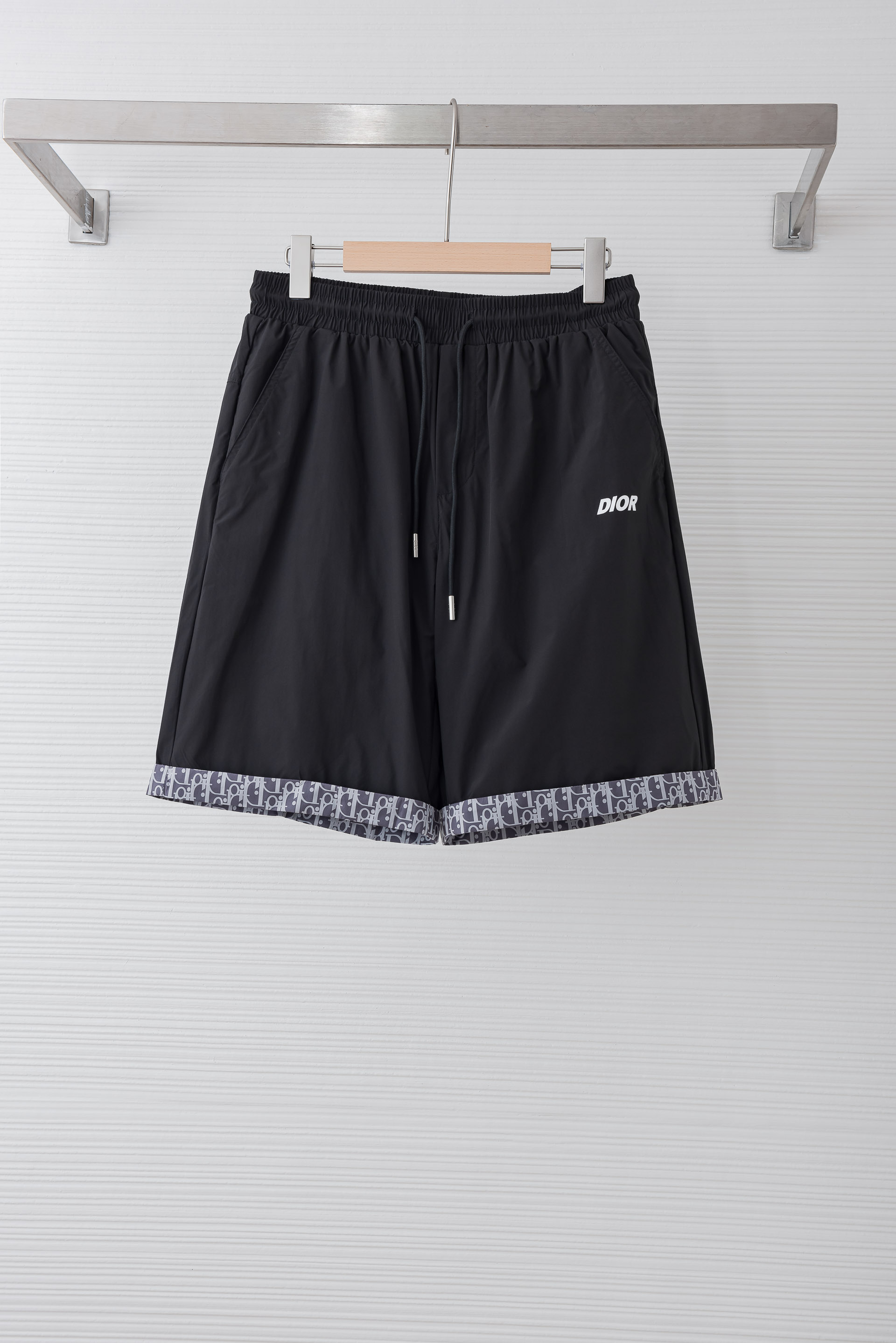 NO:842519,dio* 2026SS summer classic thin and quick-drying nylon drawstring men's beach shorts#  The trousers are made of imported nylon. The material is breathable and moisture-wicking. It is not easy to pack and deform after being worn for a long time. It has good wrinkle resistance and tear resistance. The fabric is also a functional quick-drying fabric that is very practical in summer. It creates different textures and textures, and also presents a different light perception from the past. The classic British plaid is also very personalized and fashionable. Of course, the recognition is naturally low-key and versatile, and can be used for casual fashion and sports. Sizes M-XXXL, dior, shorts,19860909dio* 2026SS夏季经典轻薄速干尼龙抽绳男士沙滩短裤# 该裤装取材于进口尼龙,材质透气吸湿排汗,久穿也不易起包变形,拥有良好的抗皱性,防撕裂性能,并且面料也是夏季非常实用的功能性速干面料,营造出不同纹理跟质感,也呈现出不同于以往常规的光感来,经典英伦格纹也非常的个性时尚,当然辨识度自然也是低调百搭不挑人,休闲时尚运动皆可. 尺码M-XXXL,,dior,shorts,,Men's clothing