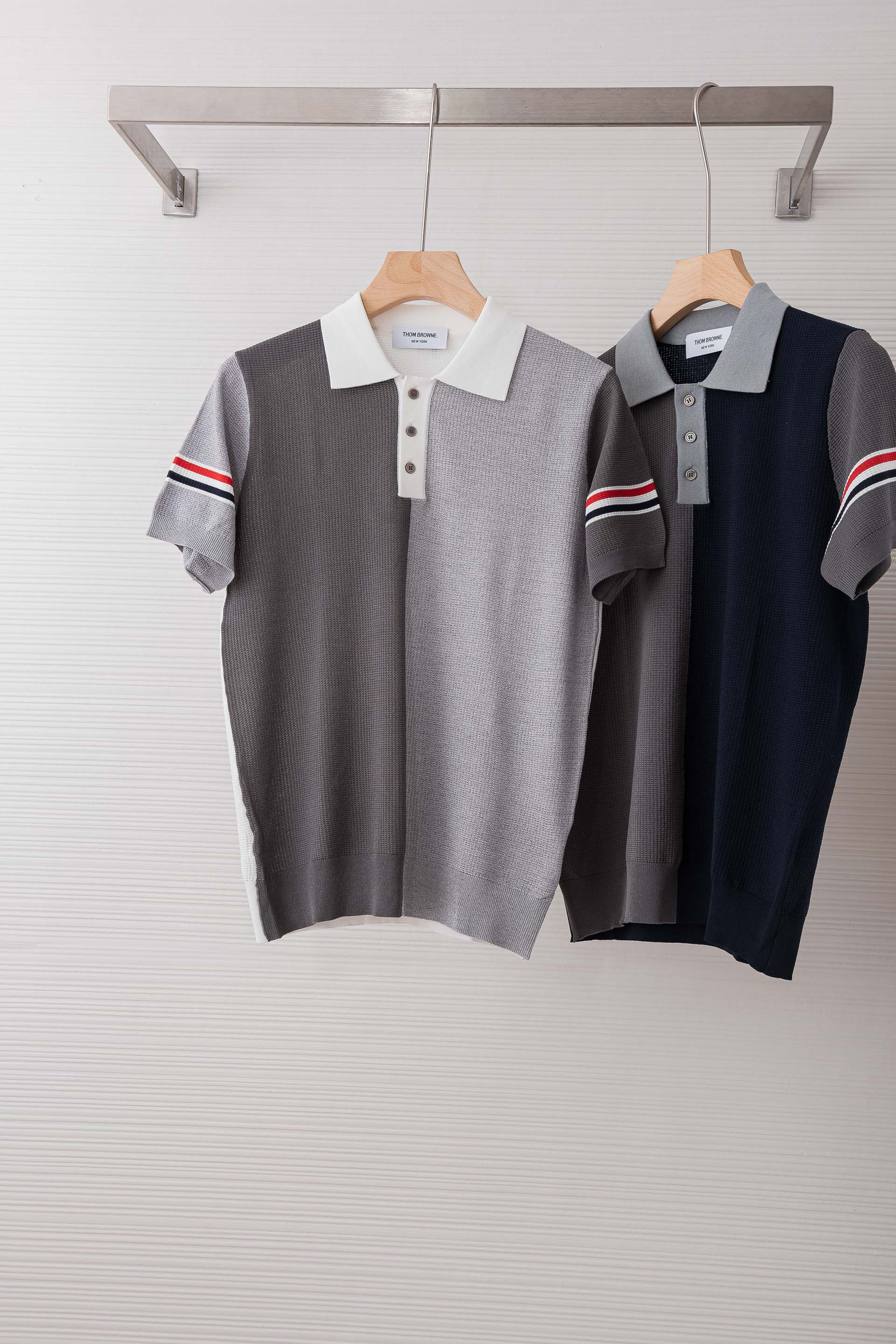 NO:842513,p Thom Browne 2026 men’s knitted lapel short-sleeved shirt!  It is woven from Yilite yarn with ultra-fine fiber and high elasticity. The texture and texture are super soft, very light and soft, and the hand feels extremely delicate and silky. The finer the yarn, the harder it is to work, and it is very time-consuming and material-consuming. It is a super rare product. The particularity of the fabric of each piece of clothing makes it silky soft and smooth. You can feel its softness and smoothness when it comes into contact with the skin!  The overall design is simple and grand, continuing the classic, calm and elegant classic color scheme, naturally exuding casual elegance!  Size 48/M-56/3XL,,T-shirt,19860909p   Thom Browne 2026男士针织翻领短袖衫！采用纤维超细与高弹的伊力特纱线织造而成,质感与纹理都是超级的柔和,非常的轻薄柔软,手感极其的细腻丝滑,纱线越细做工就越难,并且非常的耗时耗料,超级难得一见的佳品,每件衣服的面料的特殊性使它具有丝般的柔软和润滑,与肌肤接触就能感觉到它的柔软和爽滑！整体简洁、大气,延续经典,沉稳大气的经典配色,自然散发出的休闲儒雅 ！ 尺码48/M-56/3XL,,T-shirt,,Men's clothing