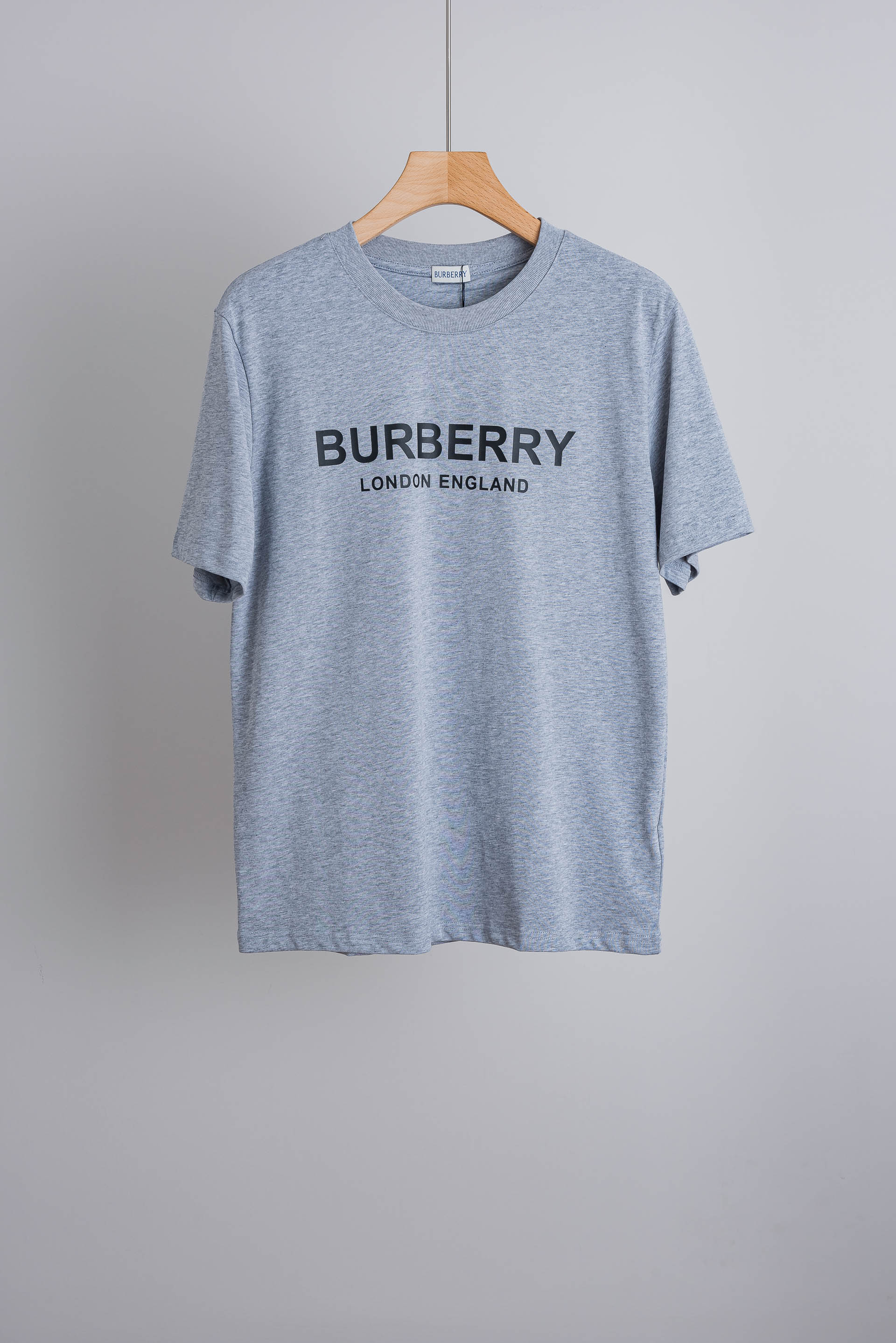 NO:842473,BUR BERRY 2026SS latest casual round neck short-sleeved T-shirt # is made of finely woven blended fabrics with imported cotton components supplied by customers. It feels soft and elastic, and it will not deform no matter how you wash it or wear it!  The ribbing process on the collar makes it not easy to deform and long-wearing. The classic straight version can fit the body shape of the people to a greater extent. The upper body effect is excellent, and it can exude its own proud aura from the inside out. The basic and conventional straight round neck version tailoring, the upper body is fit and slim without being bloated, and the upper body effect is excellent. This new T-shirt is specially created for summer!  Size S-2XL,,burberry,burberry,T-shirt,tees,t-shirt,19860909BUR BERRY 巴宝莉 2026SS最新休闲圆领短袖T恤衫#选用客供进口棉成分精织混纺而成的面料,手感柔软富有弹力,怎么洗怎么穿都不变形！领部罗纹工艺打造不易变形久穿耐磨.经典的直筒版型打造,能更大程度的契合人群的体型,上身效果极佳,能自内而外的散发出独属自己的傲人气场.基础常规的直筒圆领版型剪裁,上身合体修身不显臃肿,上身效果极佳,专为夏季打造的新品T恤！ 码数S-2XL,,burberry,burberry,T-shirt,tees，t-shirt,,Men's clothing