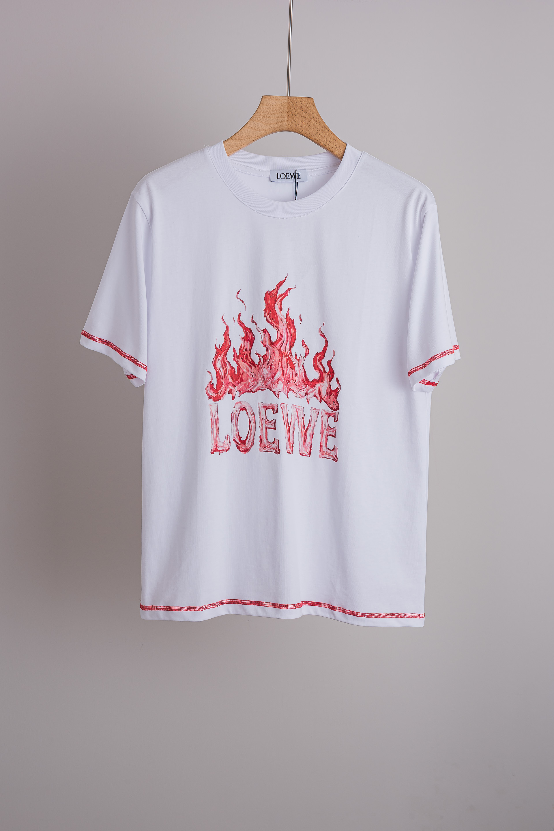 NO:842431,Loewe 2026SS latest casual round neck short-sleeved T-shirt# is made of finely woven blended imported cotton from customers. It feels soft and elastic and will not deform no matter how you wash it or wear it!  The ribbing process on the collar makes it not easy to deform and long-wearing. The classic straight version can fit the body shape of the people to a greater extent. The upper body effect is excellent, and it can exude its own proud aura from the inside out. The basic and conventional straight round neck version tailoring, the upper body is fit and slim without being bloated, and the upper body effect is excellent. This new T-shirt is specially created for summer!  Size S-2XL,,loewe,T-shirt,tees,t-shirt,19860909罗意威 2026SS最新休闲圆领短袖T恤衫#选用客供进口棉成分精织混纺而成的面料,手感柔软富有弹力,怎么洗怎么穿都不变形！领部罗纹工艺打造不易变形久穿耐磨.经典的直筒版型打造,能更大程度的契合人群的体型,上身效果极佳,能自内而外的散发出独属自己的傲人气场.基础常规的直筒圆领版型剪裁,上身合体修身不显臃肿,上身效果极佳,专为夏季打造的新品T恤！ 码数S-2XL,,loewe,T-shirt,tees，t-shirt,,Men's clothing