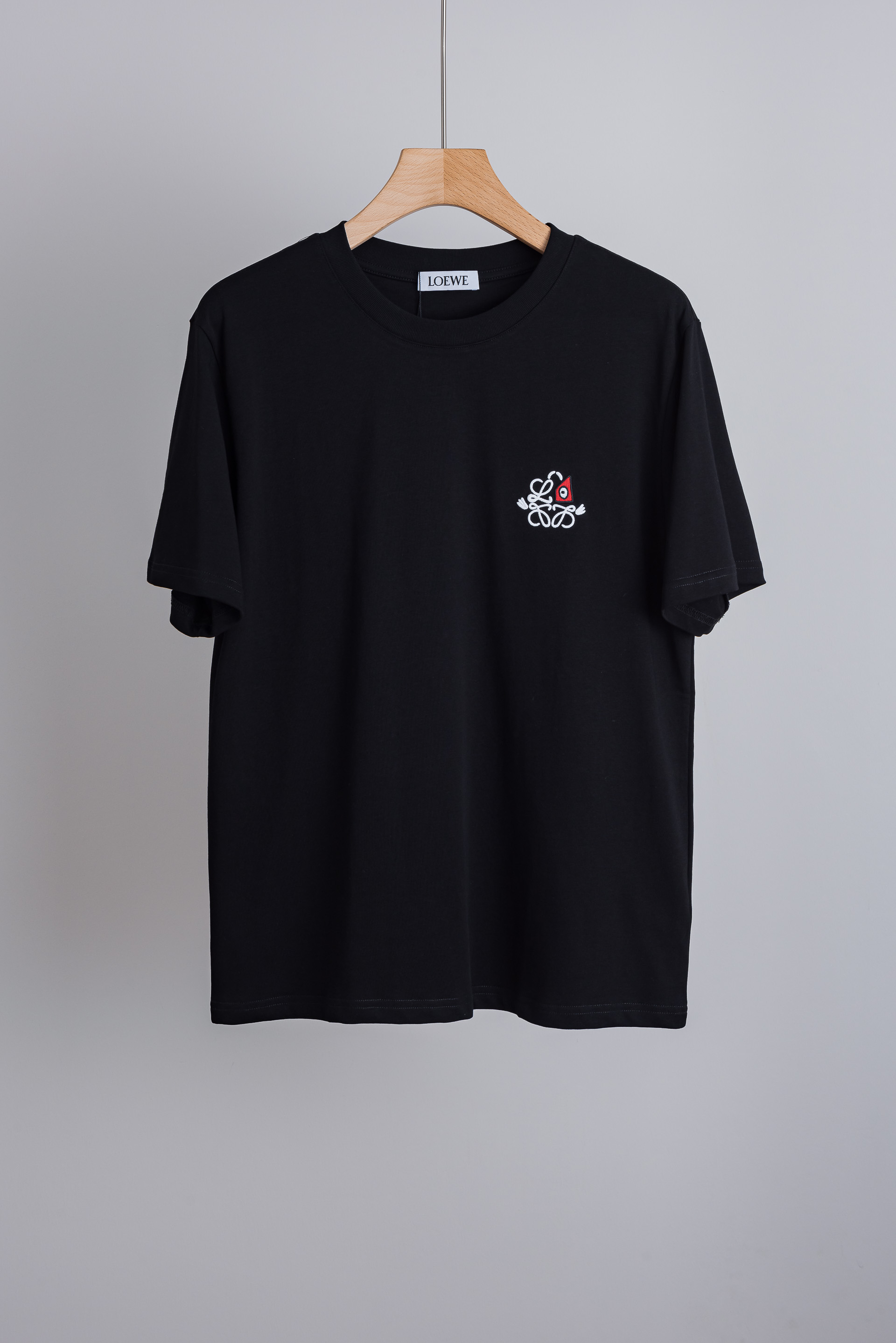 NO:842461,Loewe 2026SS latest casual round neck short-sleeved T-shirt# is made of finely woven blended imported cotton from customers. It feels soft and elastic and will not deform no matter how you wash it or wear it!  The ribbing process on the collar makes it not easy to deform and long-wearing. The classic straight version can fit the body shape of the people to a greater extent. The upper body effect is excellent, and it can exude its own proud aura from the inside out. The basic and conventional straight round neck version tailoring, the upper body is fit and slim without being bloated, and the upper body effect is excellent. This new T-shirt is specially created for summer!  Size S-2XL,,loewe,T-shirt,tees,t-shirt,19860909罗意威 2026SS最新休闲圆领短袖T恤衫#选用客供进口棉成分精织混纺而成的面料,手感柔软富有弹力,怎么洗怎么穿都不变形！领部罗纹工艺打造不易变形久穿耐磨.经典的直筒版型打造,能更大程度的契合人群的体型,上身效果极佳,能自内而外的散发出独属自己的傲人气场.基础常规的直筒圆领版型剪裁,上身合体修身不显臃肿,上身效果极佳,专为夏季打造的新品T恤！ 码数S-2XL,,loewe,T-shirt,tees，t-shirt,,Men's clothing