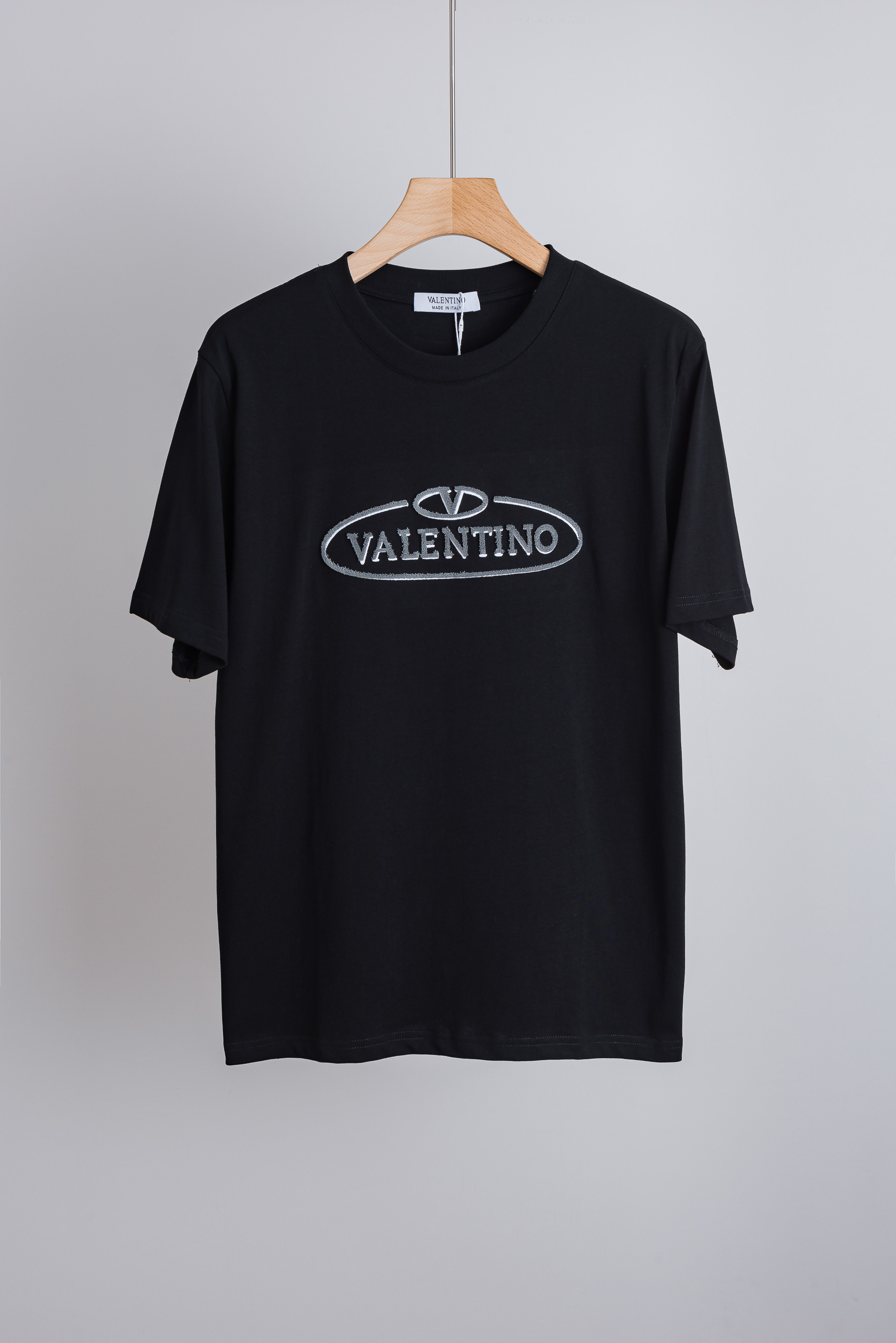 NO:842437,Valentino 2026SS latest casual round neck short-sleeved T-shirt # is made of finely woven blended fabrics with imported cotton components. It feels soft and elastic and will not deform no matter how you wash it or wear it!  The ribbing process on the collar makes it not easy to deform and long-wearing. The classic straight version can fit the body shape of the people to a greater extent. The upper body effect is excellent, and it can exude its own proud aura from the inside out. The basic and conventional straight round neck version tailoring, the upper body is fit and slim without being bloated, and the upper body effect is excellent. This new T-shirt is specially created for summer!  Size S-2XL,,valentino,T-shirt,tees,t-shirt,19860909华伦天奴 2026SS最新休闲圆领短袖T恤衫#选用客供进口棉成分精织混纺而成的面料,手感柔软富有弹力,怎么洗怎么穿都不变形！领部罗纹工艺打造不易变形久穿耐磨.经典的直筒版型打造,能更大程度的契合人群的体型,上身效果极佳,能自内而外的散发出独属自己的傲人气场.基础常规的直筒圆领版型剪裁,上身合体修身不显臃肿,上身效果极佳,专为夏季打造的新品T恤！ 码数S-2XL,,valentino,T-shirt,tees，t-shirt,,Men's clothing