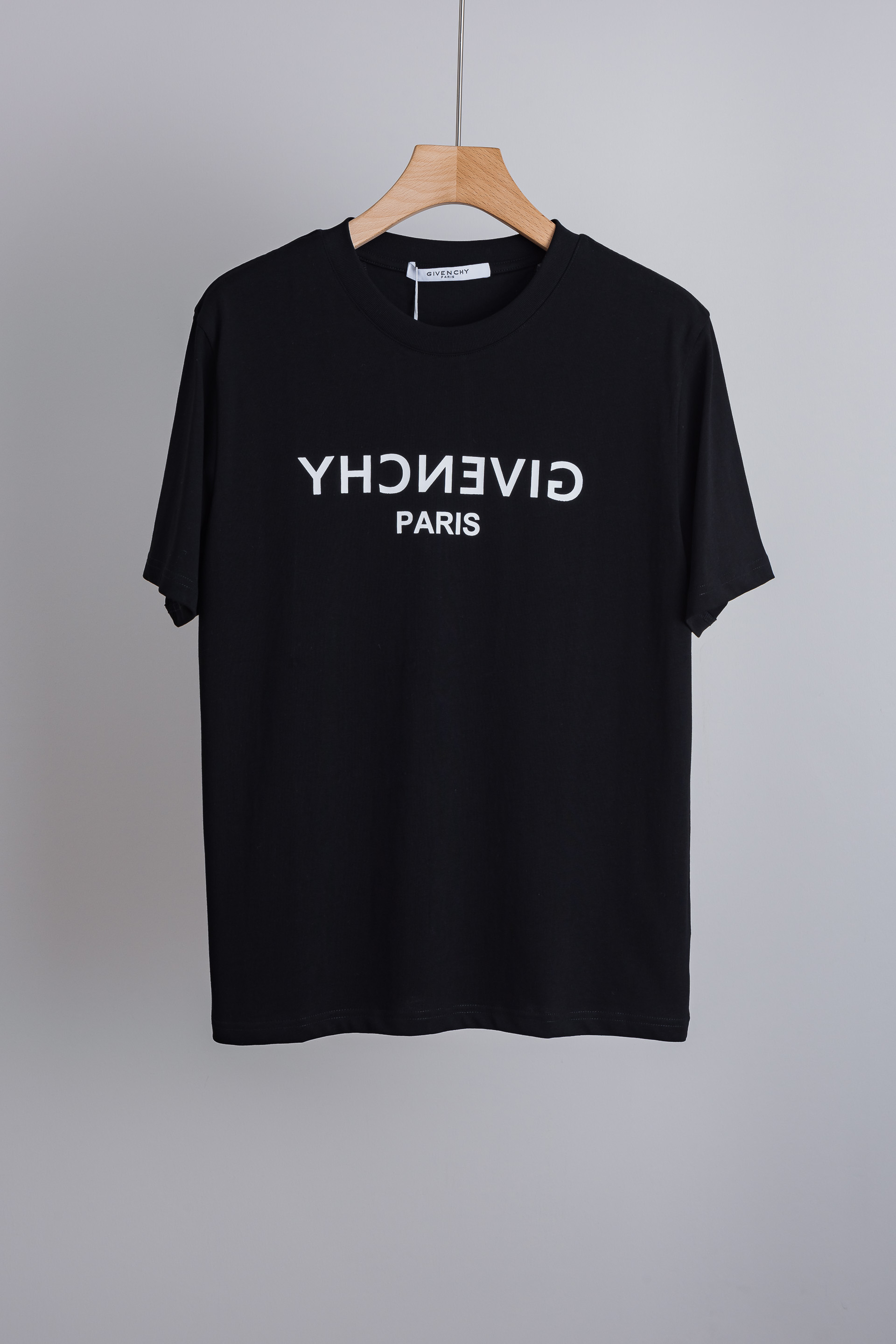NO:842454,Givenchy 2026SS latest casual round neck short-sleeved T-shirt# is made of finely blended imported cotton from customers. It feels soft and elastic and will not deform no matter how you wash it or wear it!  The ribbing process on the collar makes it not easy to deform and long-wearing. The classic straight version can fit the body shape of the people to a greater extent. The upper body effect is excellent, and it can exude its own proud aura from the inside out. The basic and conventional straight round neck version tailoring, the upper body is fit and slim without being bloated, and the upper body effect is excellent. This new T-shirt is specially created for summer!  Size S-2XL,,givenchy,T-shirt,tees,t-shirt,19860909纪梵希 2026SS最新休闲圆领短袖T恤衫#选用客供进口棉成分精织混纺而成的面料,手感柔软富有弹力,怎么洗怎么穿都不变形！领部罗纹工艺打造不易变形久穿耐磨.经典的直筒版型打造,能更大程度的契合人群的体型,上身效果极佳,能自内而外的散发出独属自己的傲人气场.基础常规的直筒圆领版型剪裁,上身合体修身不显臃肿,上身效果极佳,专为夏季打造的新品T恤！ 码数S-2XL,,givenchy,T-shirt,tees，t-shirt,,Men's clothing