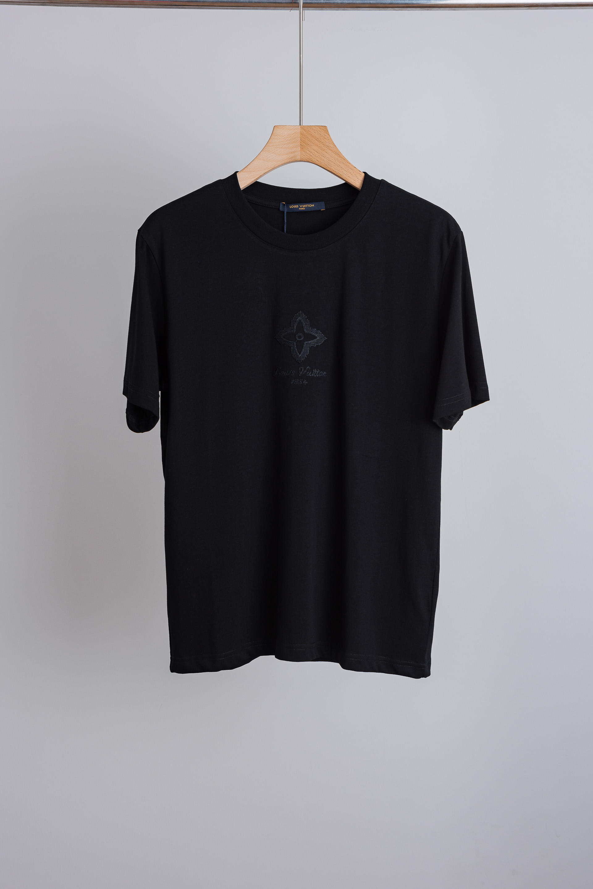 NO:842479,LV 2026SS latest casual round neck short-sleeved T-shirt# is made of finely woven blended imported cotton from customers. It feels soft and elastic and will not deform no matter how you wash it or wear it!  The ribbing process on the collar makes it not easy to deform and long-wearing. The classic straight version can fit the body shape of the people to a greater extent. The upper body effect is excellent, and it can exude its own proud aura from the inside out. The basic and conventional straight round neck version tailoring, the upper body is fit and slim without being bloated, and the upper body effect is excellent. This new T-shirt is specially created for summer!  Size S-2XL,,louis vuitton,T-shirt,tees,t-shirt,19860909LV 2026SS最新休闲圆领短袖T恤衫#选用客供进口棉成分精织混纺而成的面料,手感柔软富有弹力,怎么洗怎么穿都不变形！领部罗纹工艺打造不易变形久穿耐磨.经典的直筒版型打造,能更大程度的契合人群的体型,上身效果极佳,能自内而外的散发出独属自己的傲人气场.基础常规的直筒圆领版型剪裁,上身合体修身不显臃肿,上身效果极佳,专为夏季打造的新品T恤！ 码数S-2XL,,louis vuitton,T-shirt,tees，t-shirt,,Men's clothing