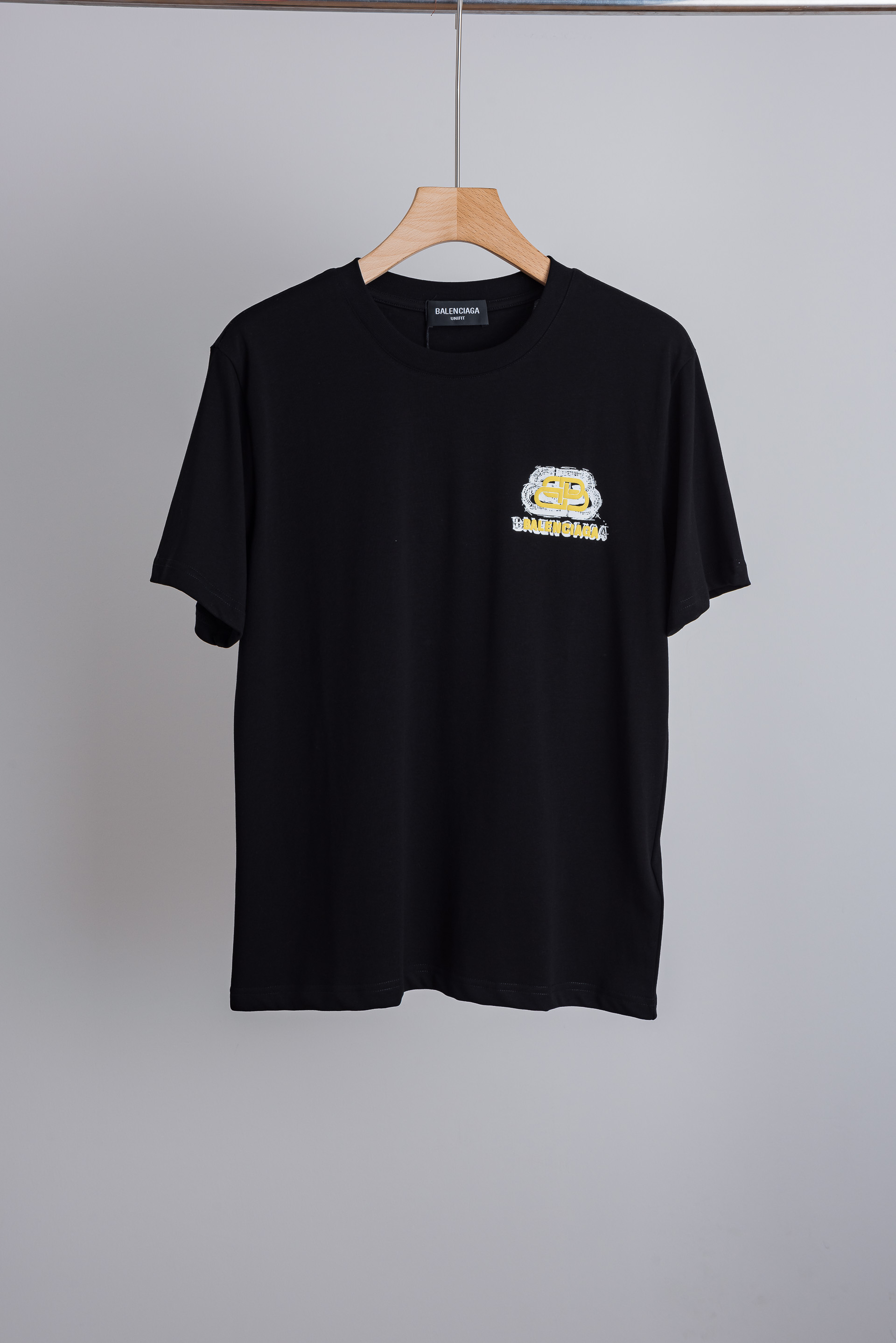NO:842484,Balenciaga 2026SS latest casual round neck short-sleeved T-shirt# is made of finely blended imported cotton from customers. It feels soft and elastic and will not deform no matter how you wash it or wear it!  The ribbing process on the collar makes it not easy to deform and long-wearing. The classic straight version can fit the body shape of the people to a greater extent. The upper body effect is excellent, and it can exude its own proud aura from the inside out. The basic and conventional straight round neck version tailoring, the upper body is fit and slim without being bloated, and the upper body effect is excellent. This new T-shirt is specially created for summer!  Size S-2XL,,balenciaga,T-shirt,tees,t-shirt,19860909巴黎世家 2026SS最新休闲圆领短袖T恤衫#选用客供进口棉成分精织混纺而成的面料,手感柔软富有弹力,怎么洗怎么穿都不变形！领部罗纹工艺打造不易变形久穿耐磨.经典的直筒版型打造,能更大程度的契合人群的体型,上身效果极佳,能自内而外的散发出独属自己的傲人气场.基础常规的直筒圆领版型剪裁,上身合体修身不显臃肿,上身效果极佳,专为夏季打造的新品T恤！ 码数S-2XL,,balenciaga,T-shirt,tees，t-shirt,,Men's clothing