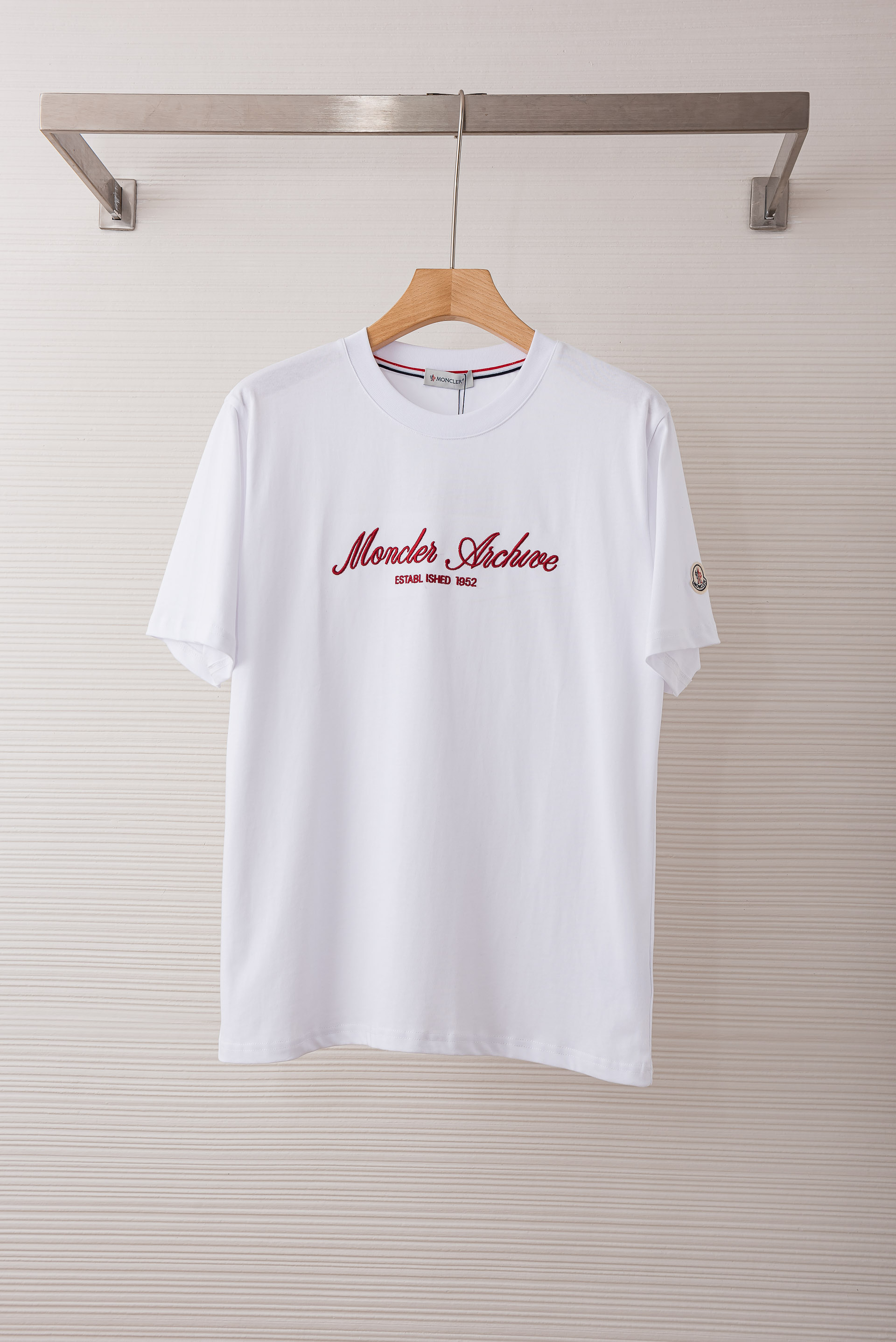 NO:842542,Mon 26ss new round-neck short-sleeved T-shirt, 'Monestier-de-Clermont France Est.1952' is embroidered on the front, simple and recognizable, and the left sleeve is decorated with a classic logo embroidered with felt, creating a basic men's item and injecting new ideas into men's wardrobe. The custom-made fabric has high-end texture and will not be easily deformed after long-lasting wear and washing; black, white, size S-2XL,, T-shirt, tees, t-shirt,19860909Mon 26ss 新品圆领短袖T恤,,正面刺绣“Monestier-de-Clermont France Est.1952”字样,简约又有辨识,左侧袖边饰有毡艺刺绣经典徽标,打造男士基本款单品,为男士衣橱注入新意.定制面料质感高端,久穿久洗不易变形； 黑色 白色 码数S-2XL,,T-shirt,tees，t-shirt,,Men's clothing