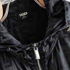FEND I芬 迪2026ss男士连帽夹克防晒服#通体以同色系提花工艺呈现FENDI经典的双F(F FEND I芬 迪2026ss男士连帽夹克防晒服#通体以同色系提花工艺呈现FENDI经典的双F(F