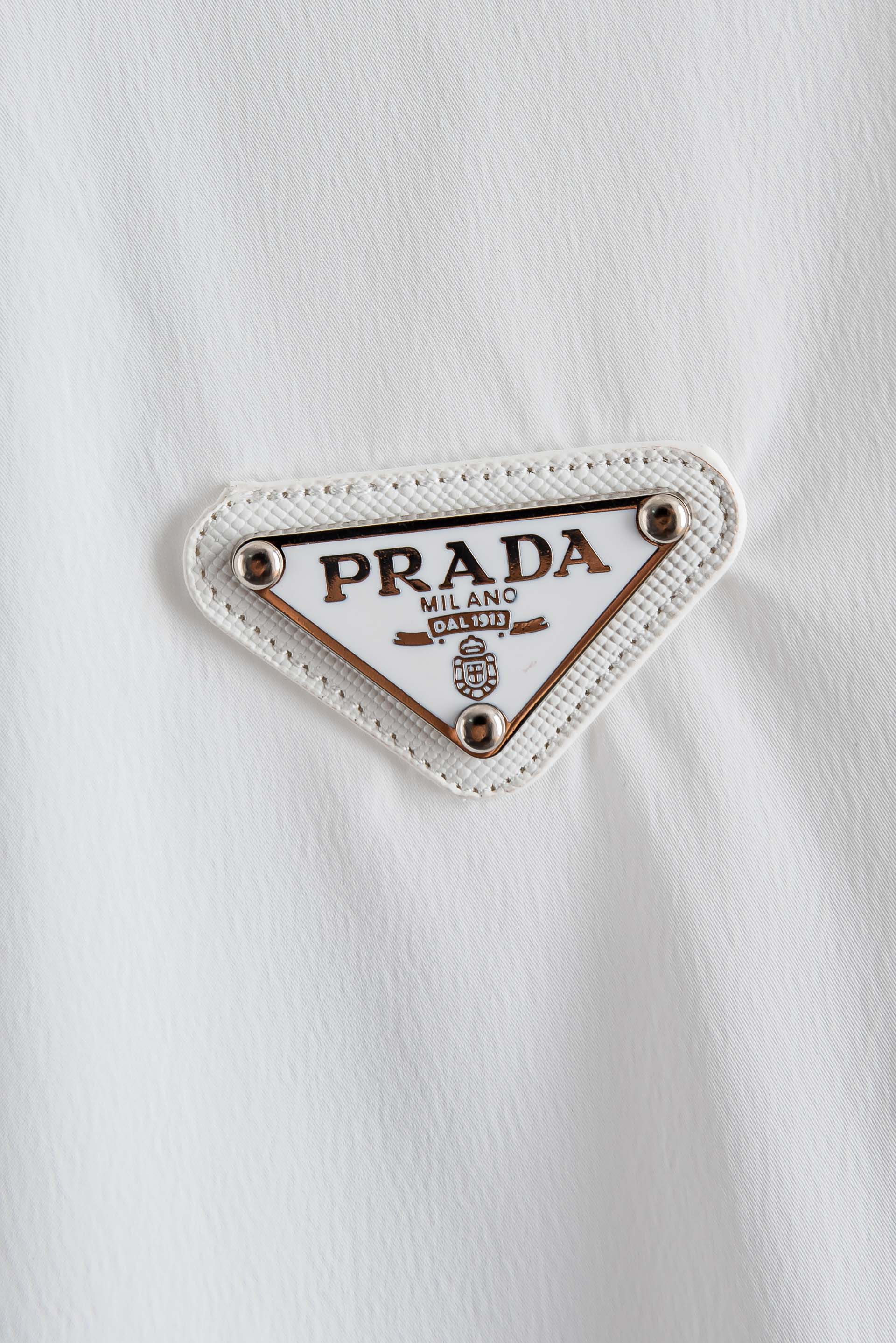 PRAD A普 拉达2026ss男士连帽夹克防晒服#左胸口的Prada三角金属徽标是整件衣服最具辨识度 PRAD A普 拉达2026ss男士连帽夹克防晒服#左胸口的Prada三角金属徽标是整件衣服最具辨识度