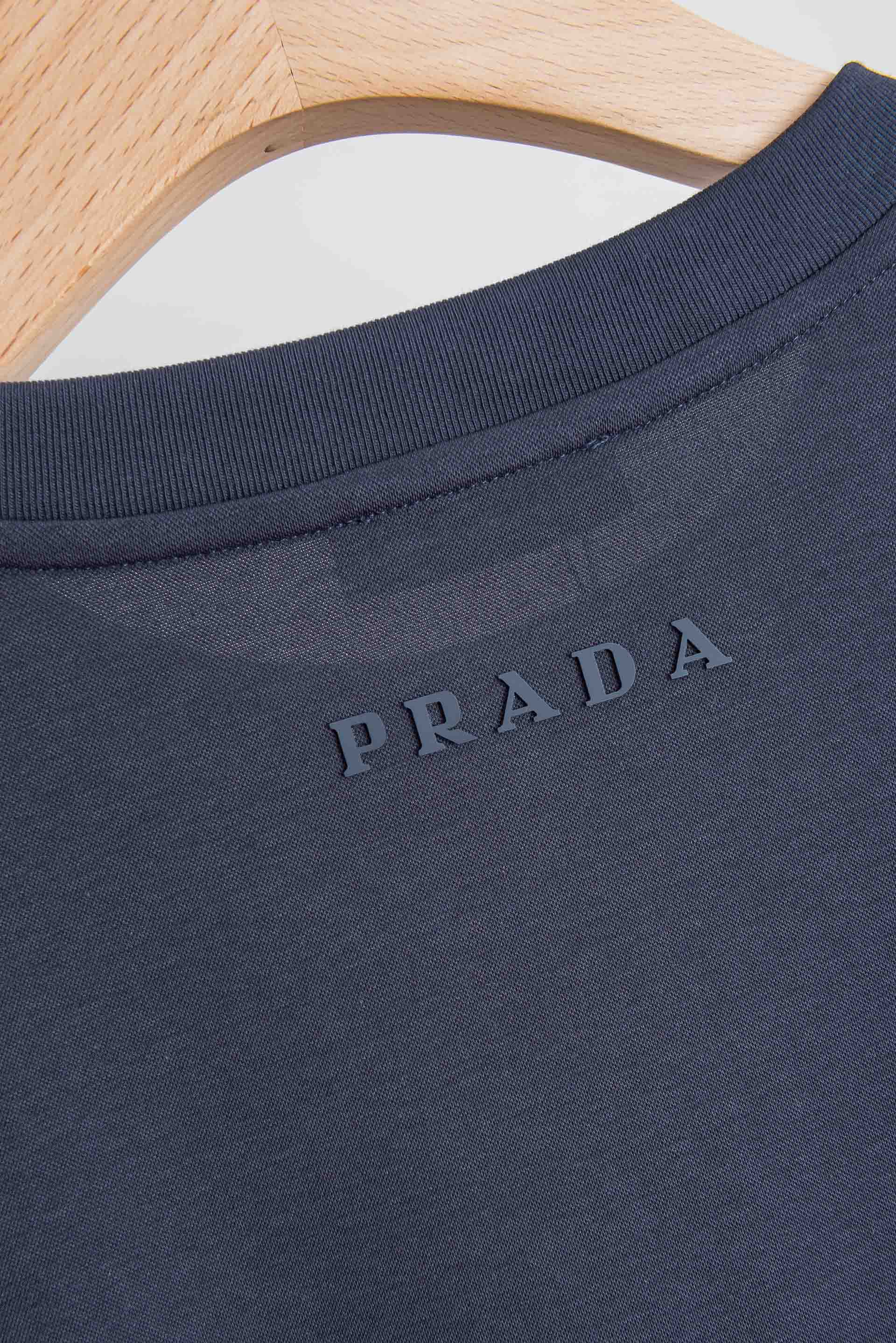 ☀️☀️PRADA普拉达26SS夏季新款男士圆领短袖T恤#高端奢侈成衣系列，新型纤维交织混纺。并经过复杂