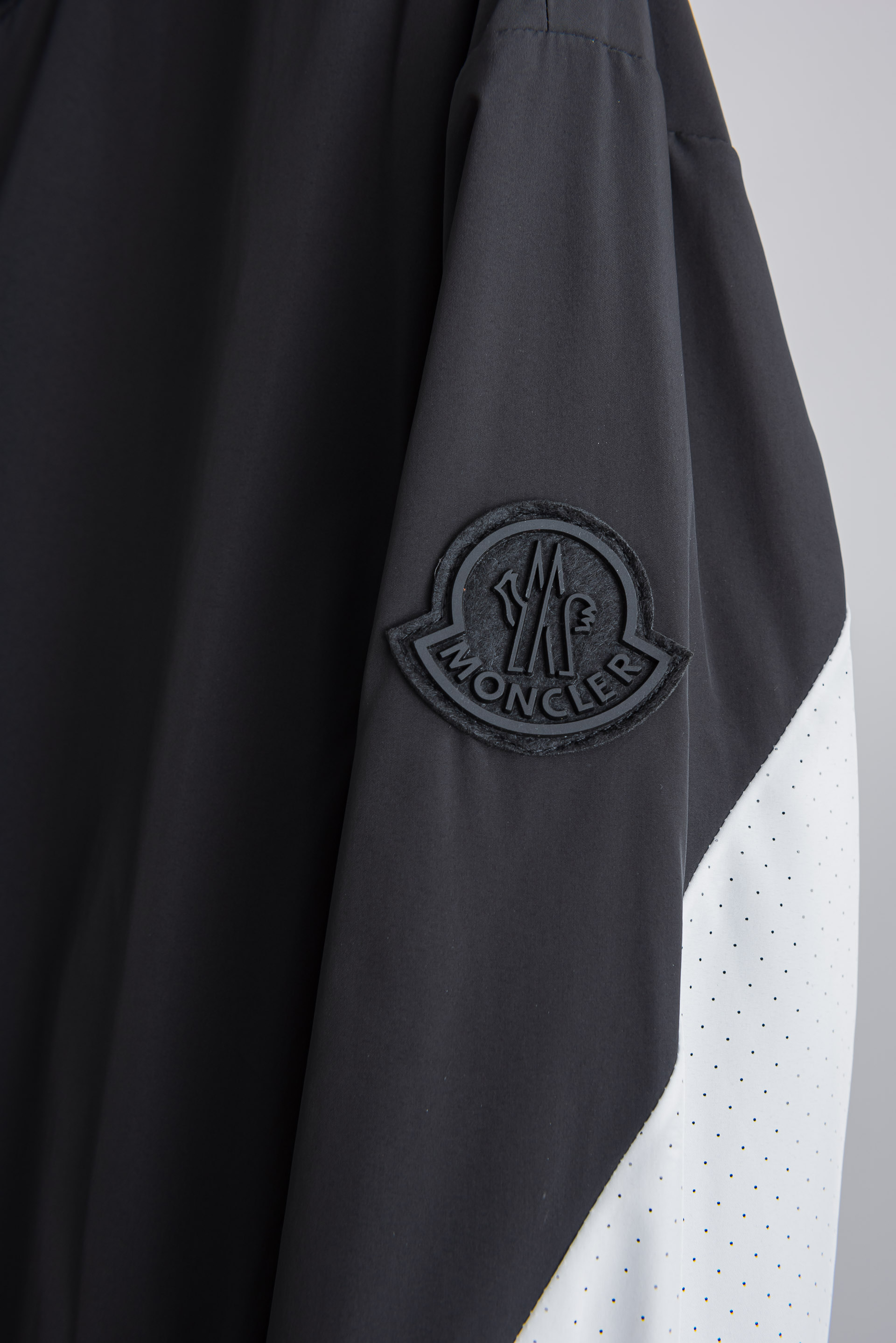 ☀️☀️Moncler蒙口/盟可睐2026最新功能性防晒风衣，兼具户外性能与轻奢穿搭属性，在轻奢运动男装