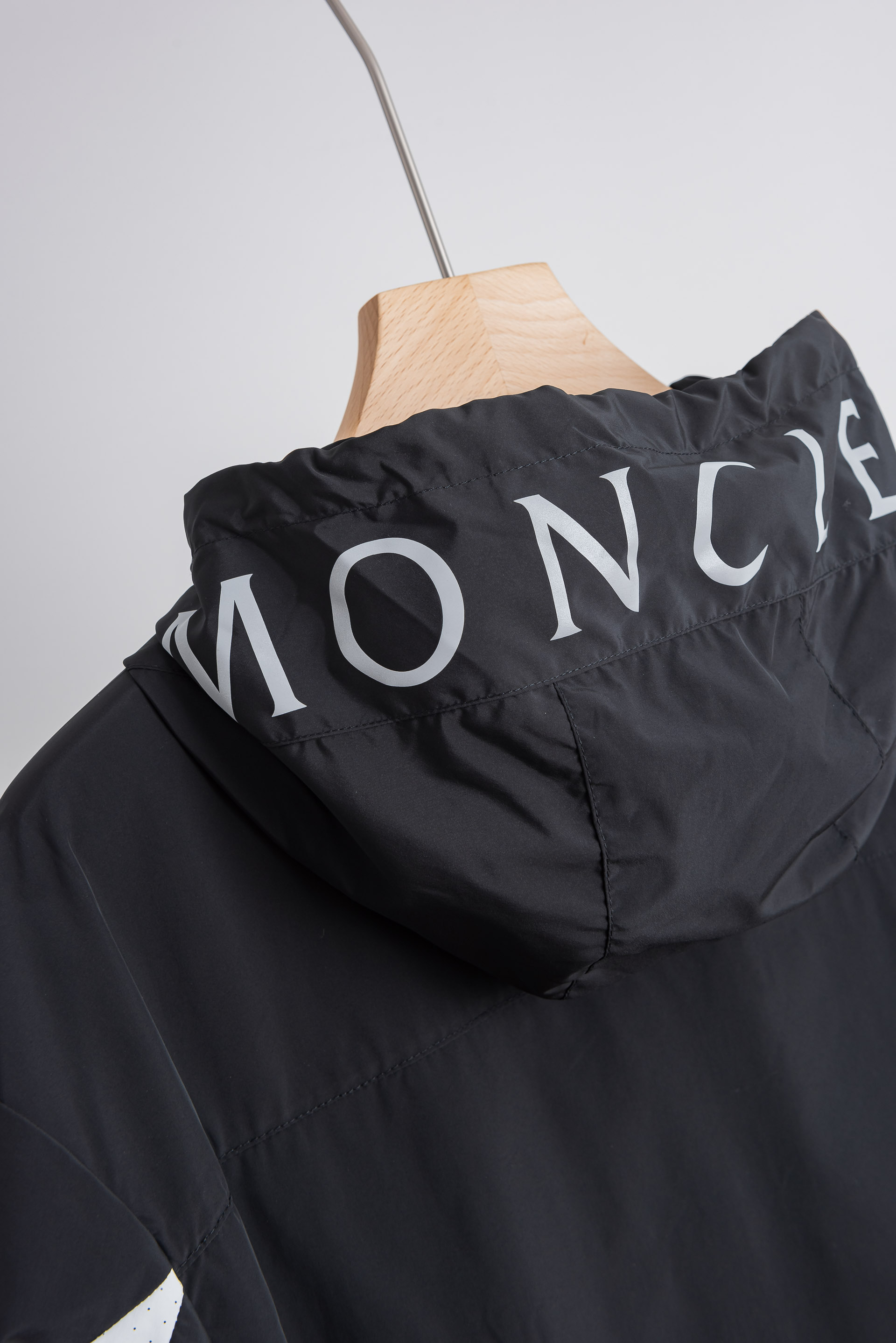 ☀️☀️Moncler蒙口/盟可睐2026最新功能性防晒风衣，兼具户外性能与轻奢穿搭属性，在轻奢运动男装