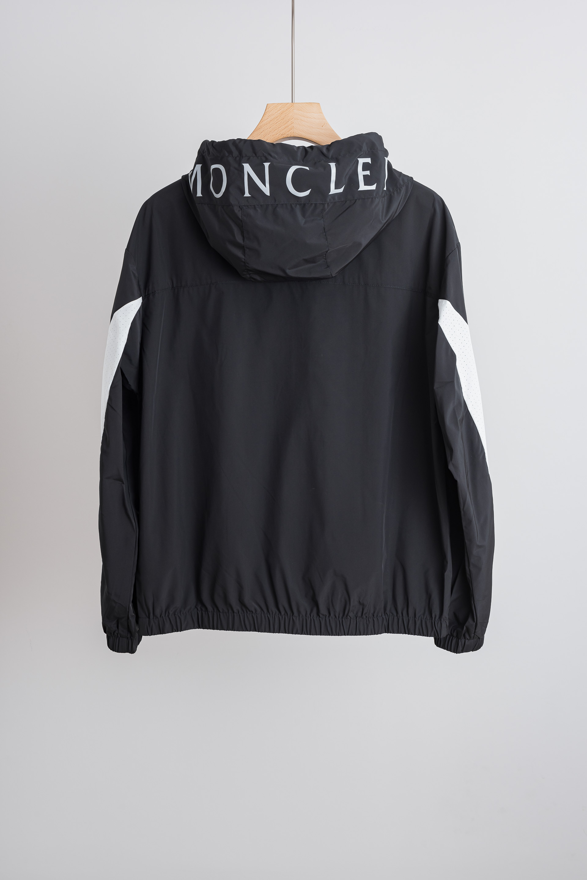 ☀️☀️Moncler蒙口/盟可睐2026最新功能性防晒风衣，兼具户外性能与轻奢穿搭属性，在轻奢运动男装