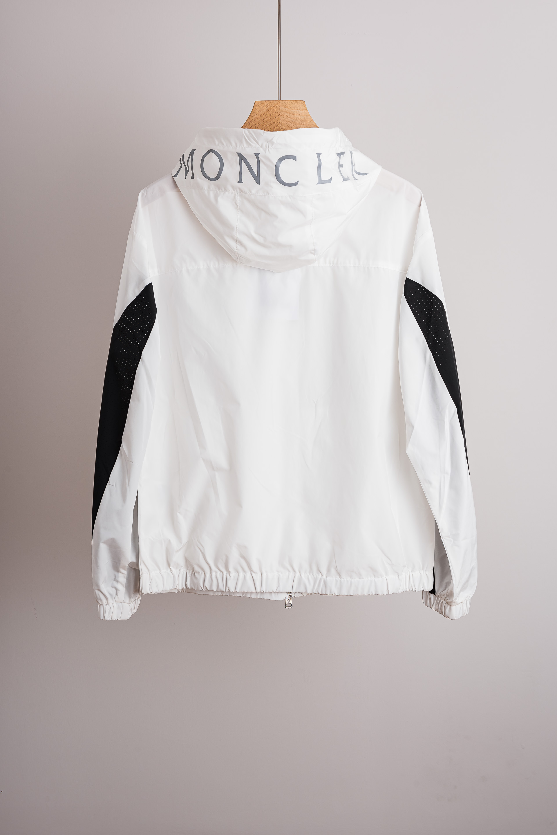 ☀️☀️Moncler蒙口/盟可睐2026最新功能性防晒风衣，兼具户外性能与轻奢穿搭属性，在轻奢运动男装