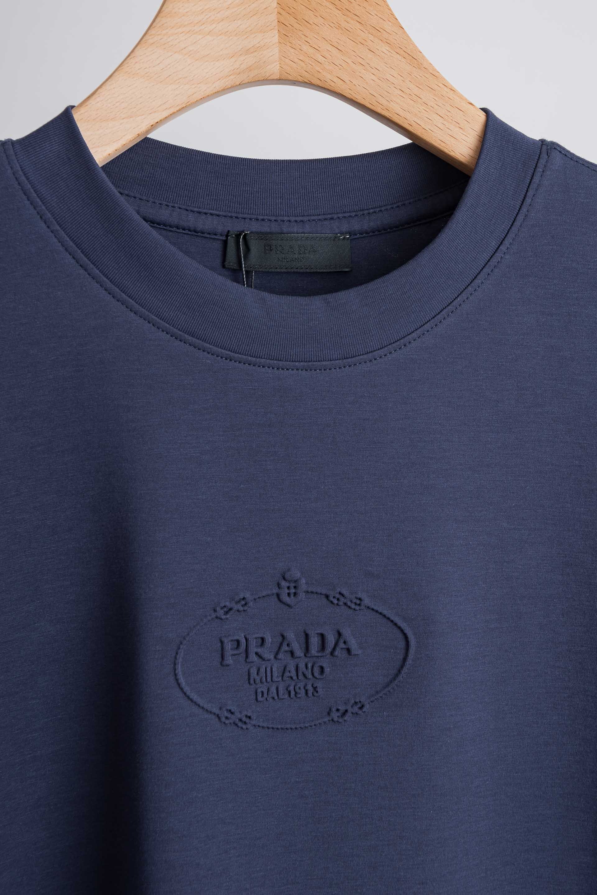 ☀️☀️PRADA普拉达26SS夏季新款空气层面料 男士圆领短袖T恤#高端奢侈成衣系列,空气棉微距下能看见纤维交织形成无 ☀️☀️PRADA普拉达26SS夏季新款空气层面料 男士圆领短袖T恤#高端奢侈成衣系列,空气棉微距下能看见纤维交织形成无