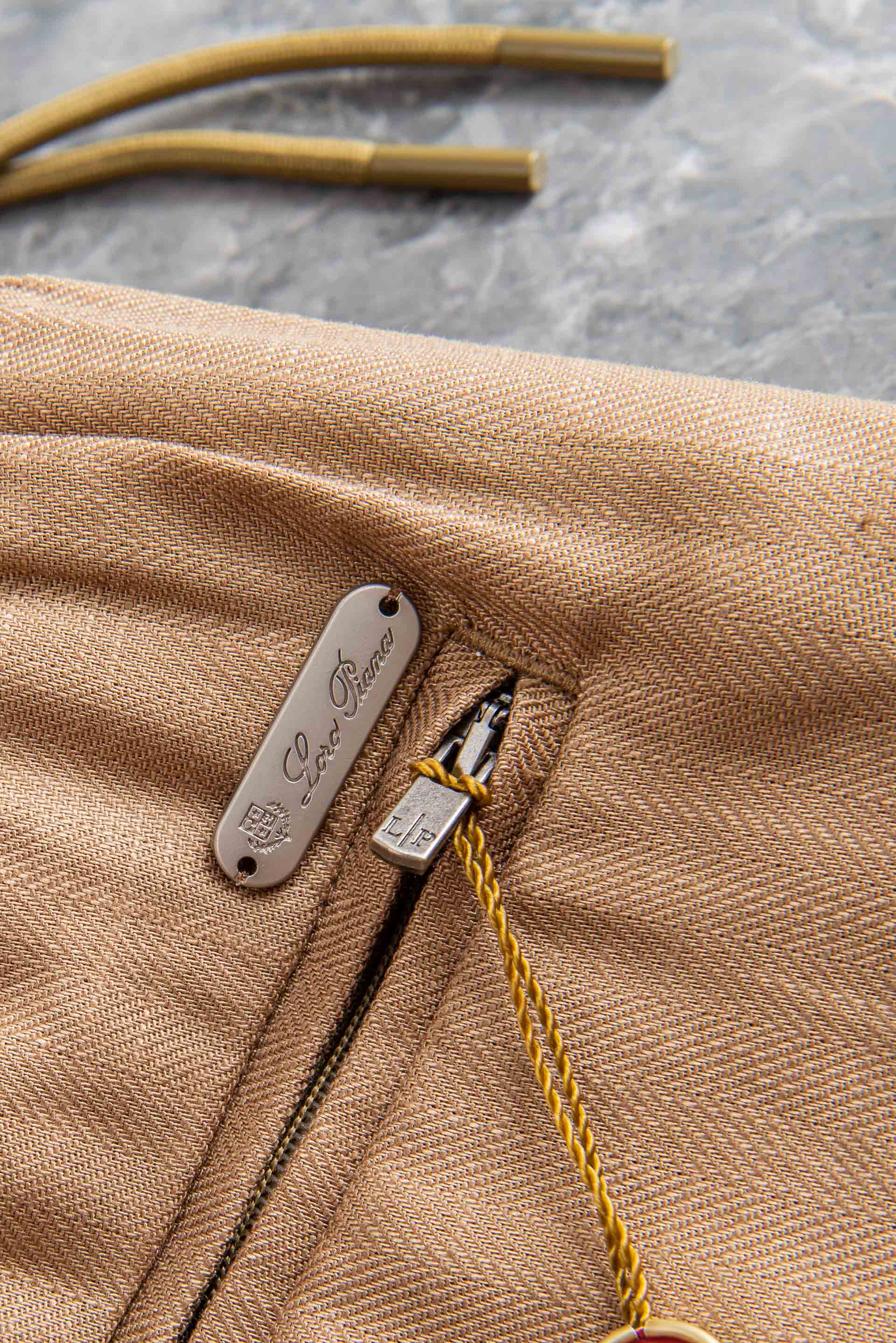 Loro Piana 2026春夏新品亚麻混纺休闲裤#面料自带天然透气、垂坠感强的特性，是高端品牌夏季裤