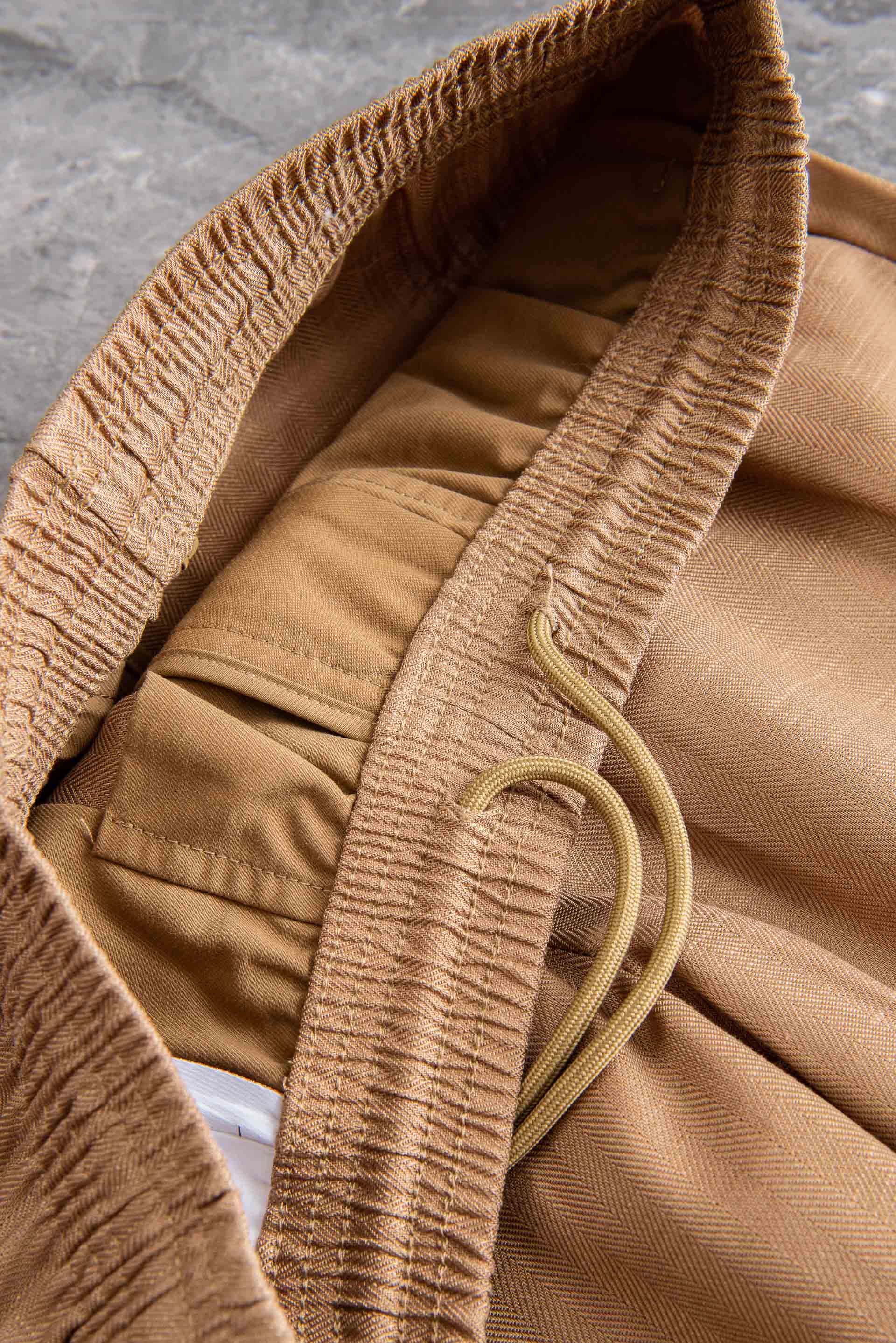 Loro Piana 2026春夏新品亚麻混纺休闲裤#面料自带天然透气、垂坠感强的特性，是高端品牌夏季裤