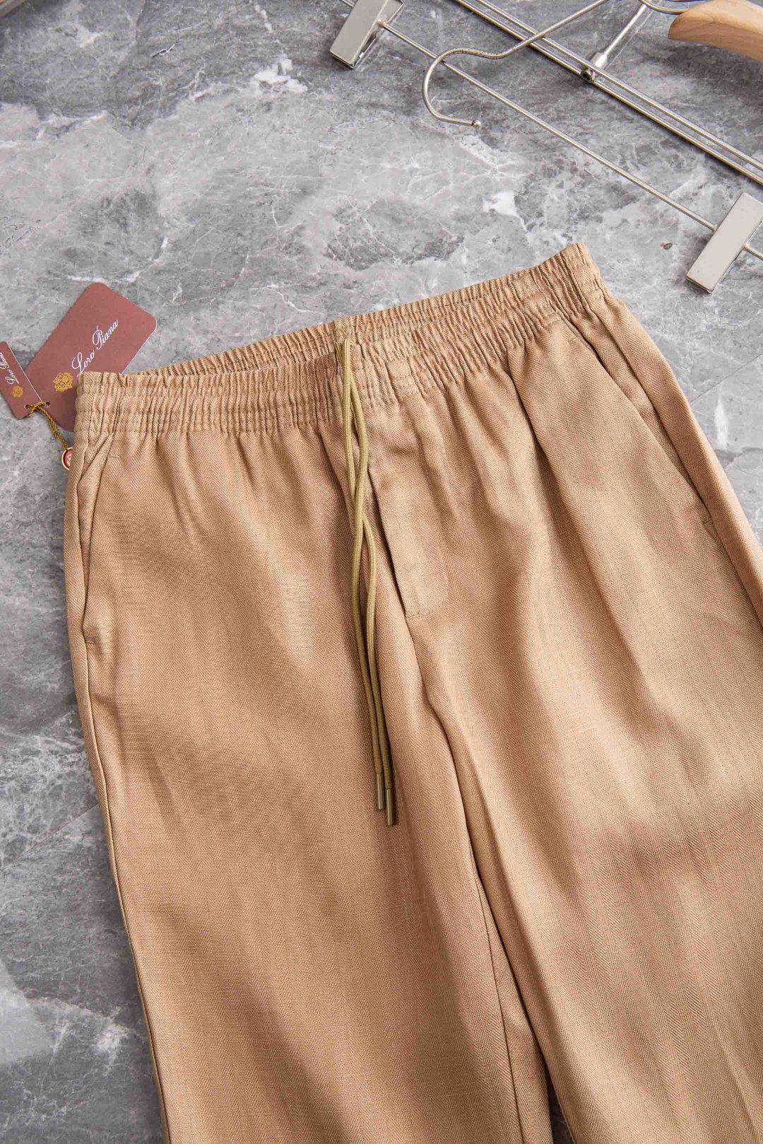 Loro Piana 2026春夏新品亚麻混纺休闲裤#面料自带天然透气、垂坠感强的特性，是高端品牌夏季裤