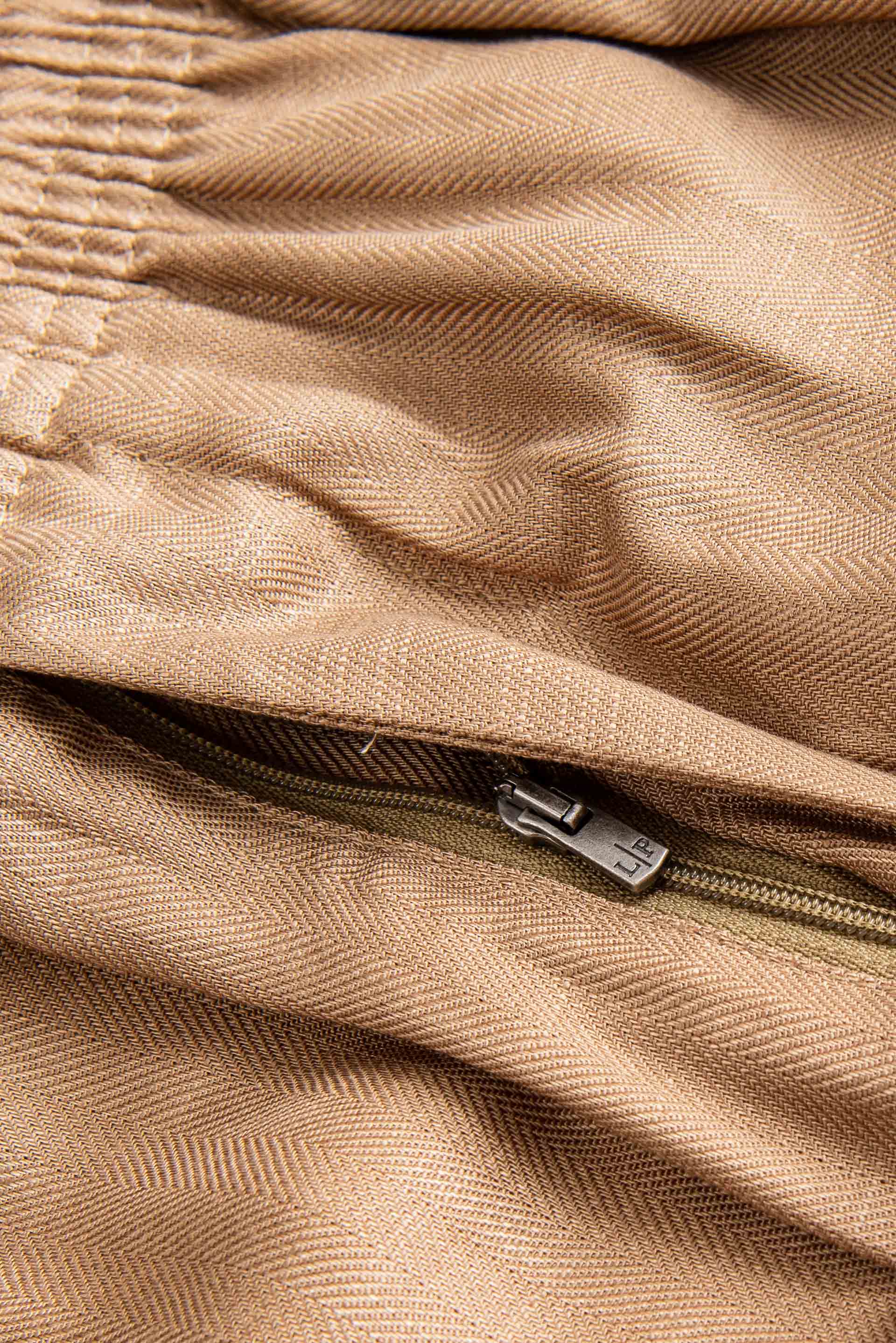 Loro Piana 2026春夏新品亚麻混纺休闲裤#面料自带天然透气、垂坠感强的特性，是高端品牌夏季裤