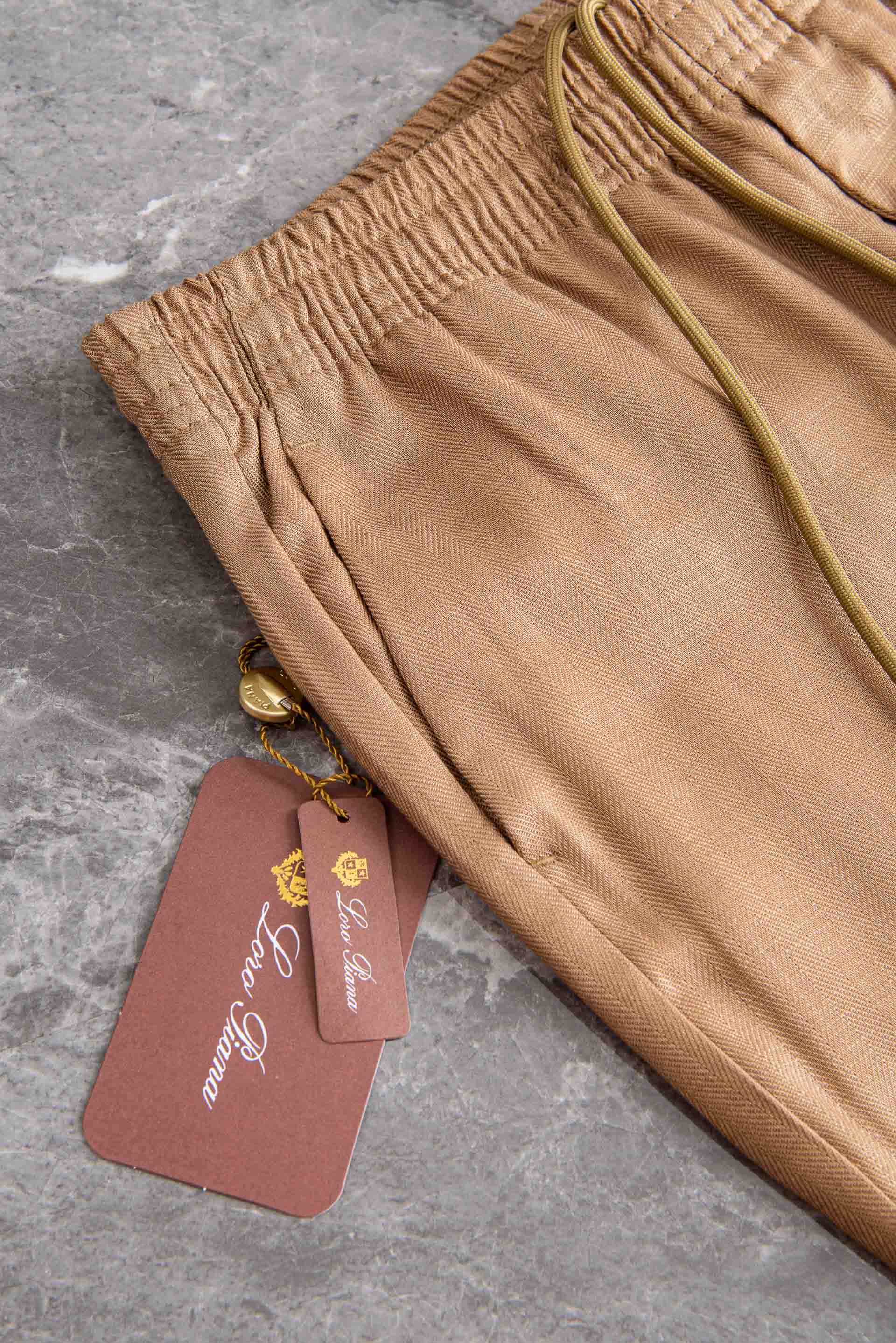 Loro Piana 2026春夏新品亚麻混纺休闲裤#面料自带天然透气、垂坠感强的特性，是高端品牌夏季裤