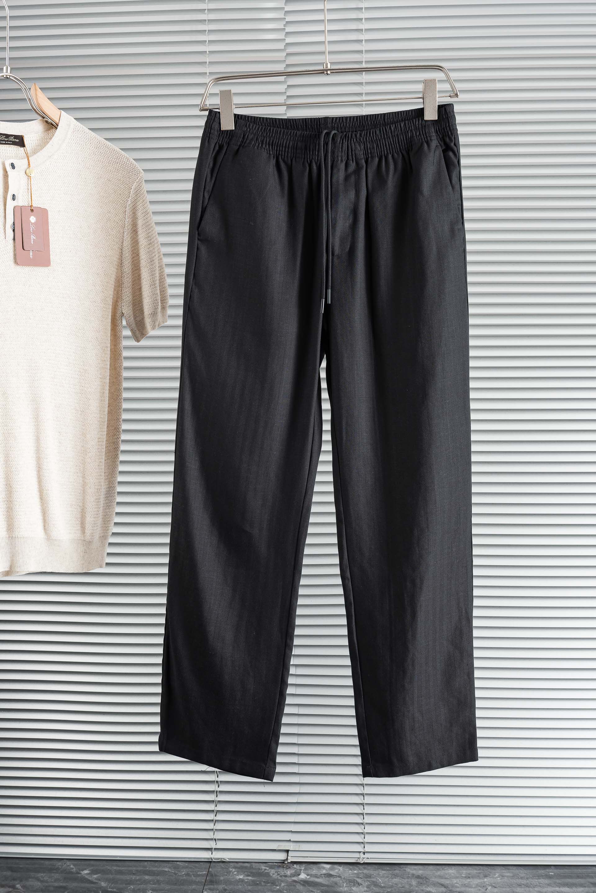 Loro Piana 2026春夏新品亚麻混纺休闲裤#面料自带天然透气、垂坠感强的特性，是高端品牌夏季裤