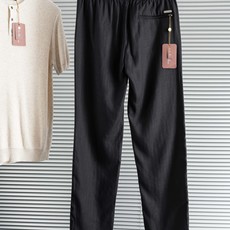 Loro Piana 2026春夏新品亚麻混纺休闲裤#面料自带天然透气、垂坠感强的特性,是高端品牌夏季裤 Loro Piana 2026春夏新品亚麻混纺休闲裤#面料自带天然透气、垂坠感强的特性,是高端品牌夏季裤