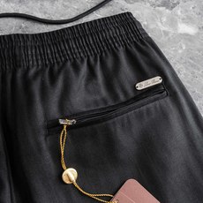 Loro Piana 2026春夏新品亚麻混纺休闲裤#面料自带天然透气、垂坠感强的特性,是高端品牌夏季裤 Loro Piana 2026春夏新品亚麻混纺休闲裤#面料自带天然透气、垂坠感强的特性,是高端品牌夏季裤