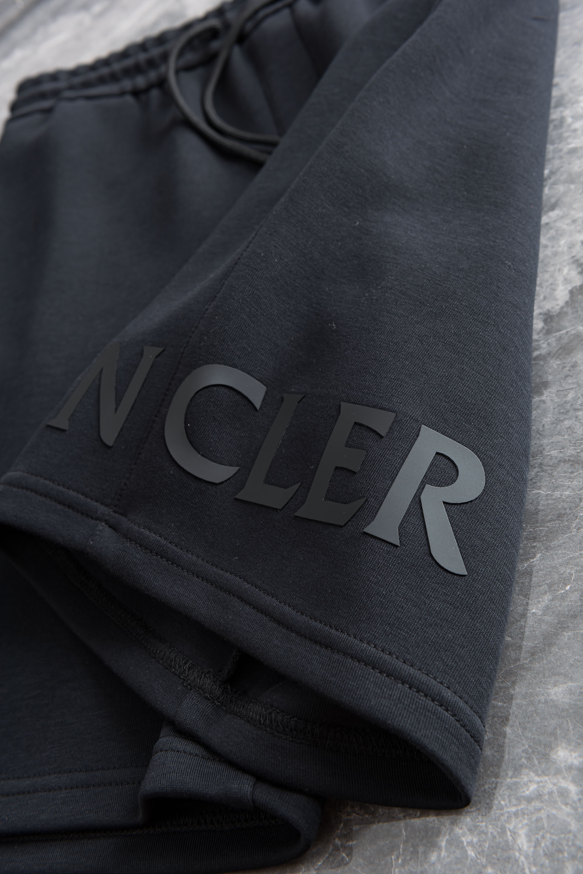 MONCLER 蒙口2026春夏新款！徽标棉质短裤#呈现休闲版型！两个侧袋，一个后袋，采用经典的抽绳松紧