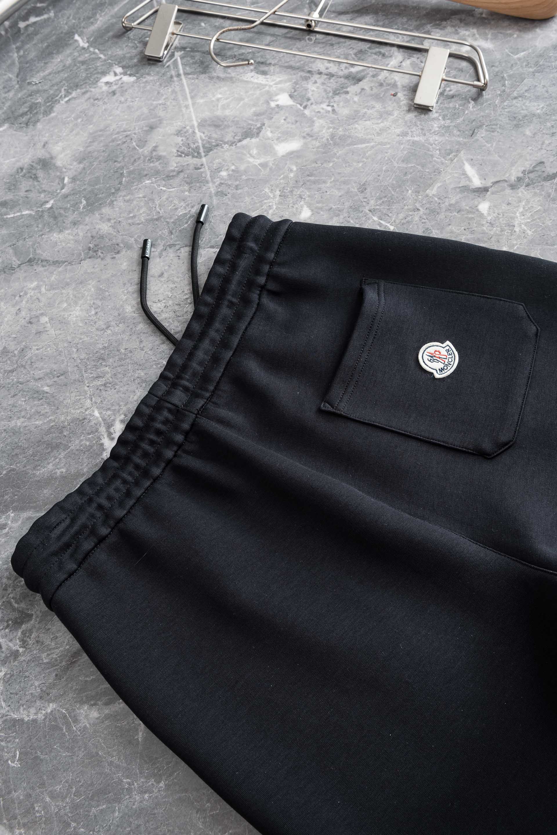MONCLER 蒙口2026春夏新款！徽标棉质短裤#呈现休闲版型！两个侧袋，一个后袋，采用经典的抽绳松紧