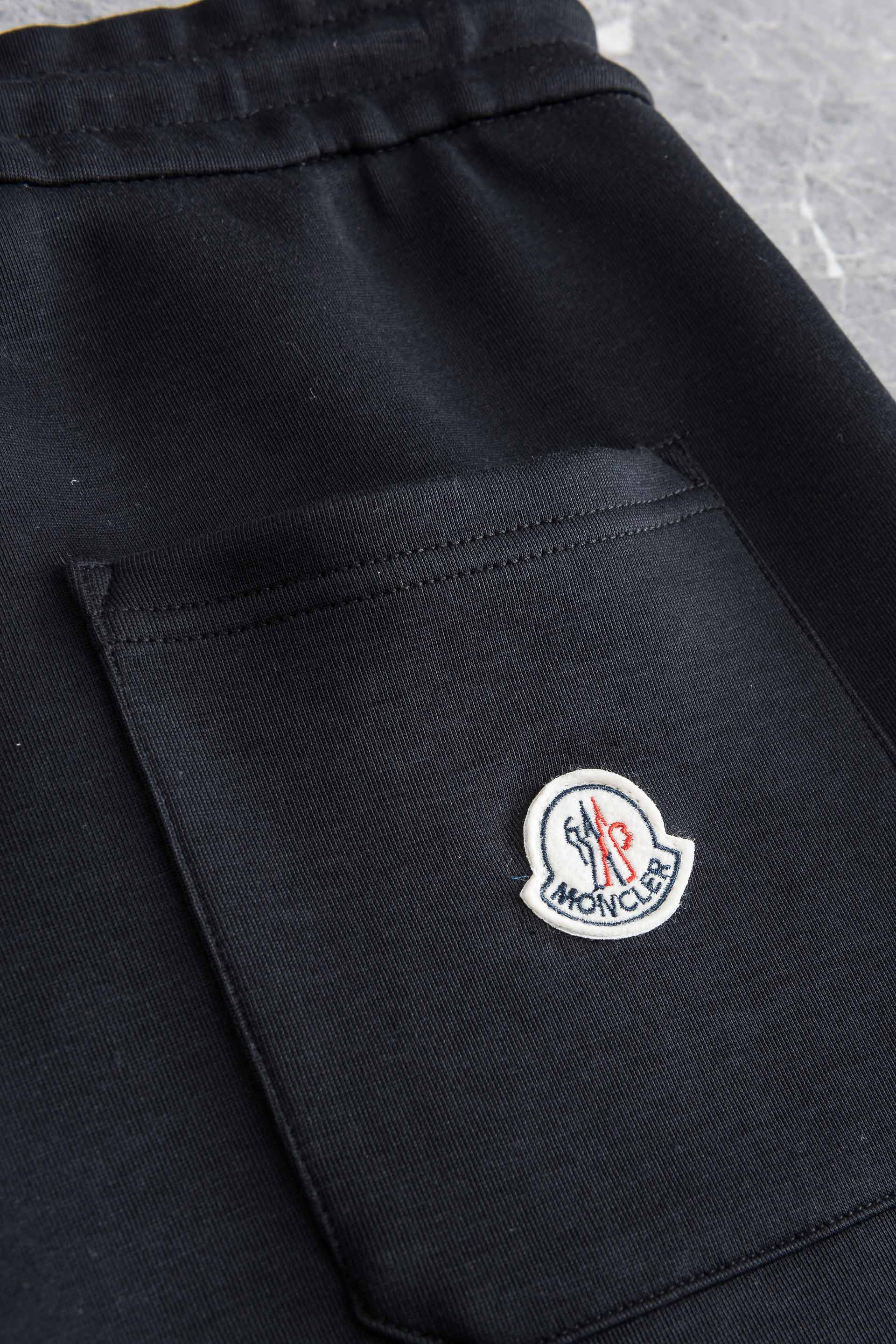 MONCLER 蒙口2026春夏新款！徽标棉质短裤#呈现休闲版型！两个侧袋，一个后袋，采用经典的抽绳松紧