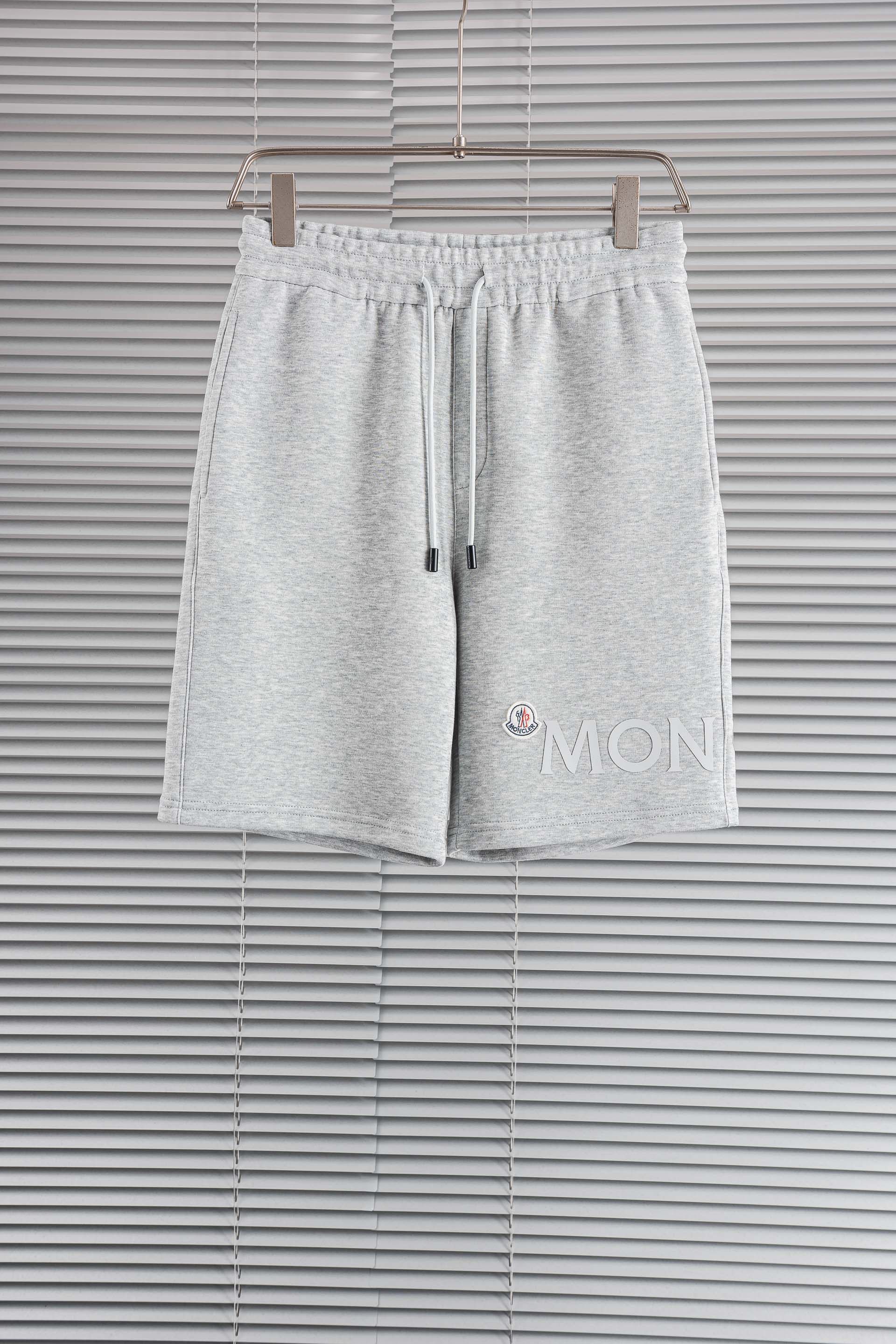 MONCLER 蒙口2026春夏新款！徽标棉质短裤#呈现休闲版型！两个侧袋，一个后袋，采用经典的抽绳松紧