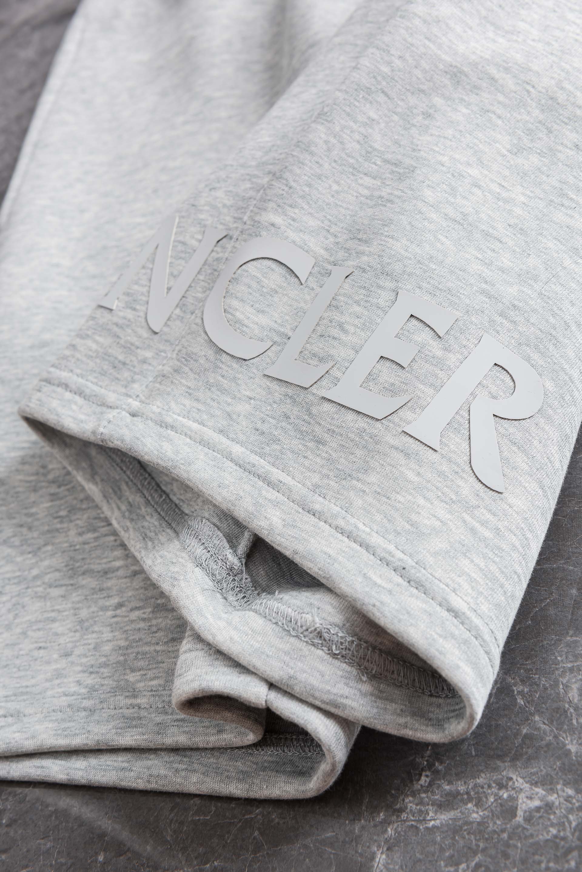 MONCLER 蒙口2026春夏新款！徽标棉质短裤#呈现休闲版型！两个侧袋，一个后袋，采用经典的抽绳松紧