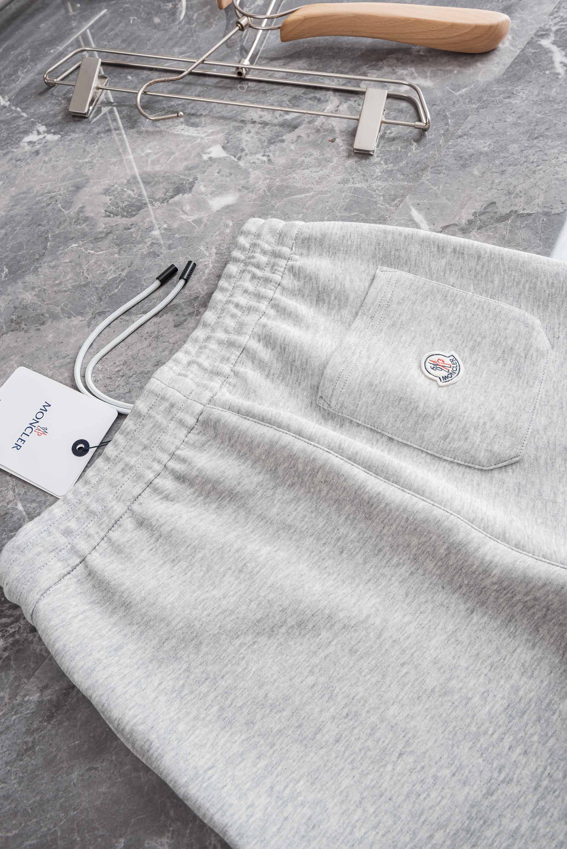 MONCLER 蒙口2026春夏新款！徽标棉质短裤#呈现休闲版型！两个侧袋，一个后袋，采用经典的抽绳松紧