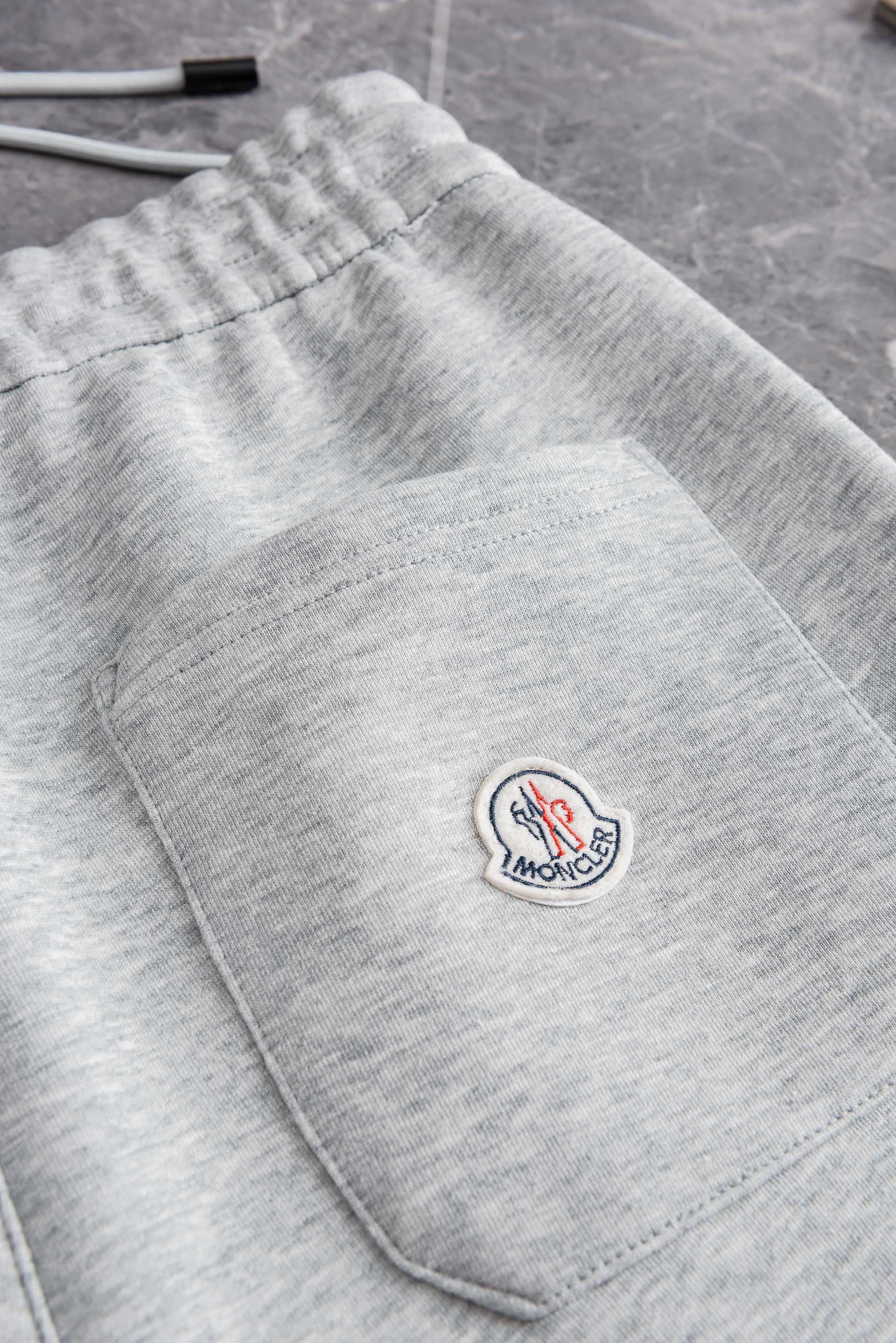 MONCLER 蒙口2026春夏新款！徽标棉质短裤#呈现休闲版型！两个侧袋，一个后袋，采用经典的抽绳松紧