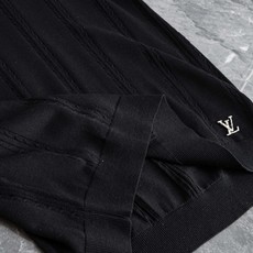 LV 2026ss最新领针织短袖!客供进口亚麻➕天丝混纺被誉为会呼吸的面料👍🏻精选客供面料亚麻+天丝(莱 LV 2026ss最新领针织短袖!客供进口亚麻➕天丝混纺被誉为会呼吸的面料👍🏻精选客供面料亚麻+天丝(莱