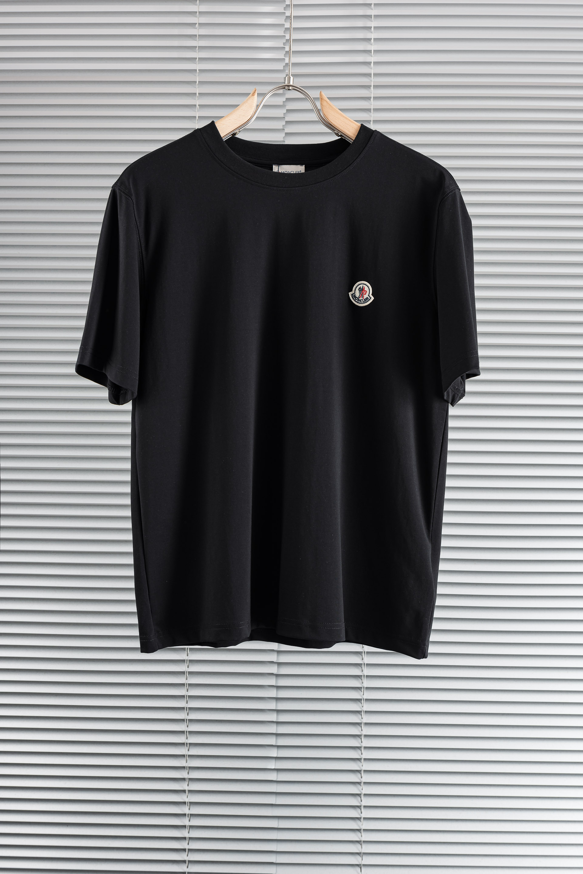 MONCLER蒙口26SS夏季新款男士圆领短袖T恤#高端奢侈成衣系列，新型纤维交织混纺。并经过复杂先进整