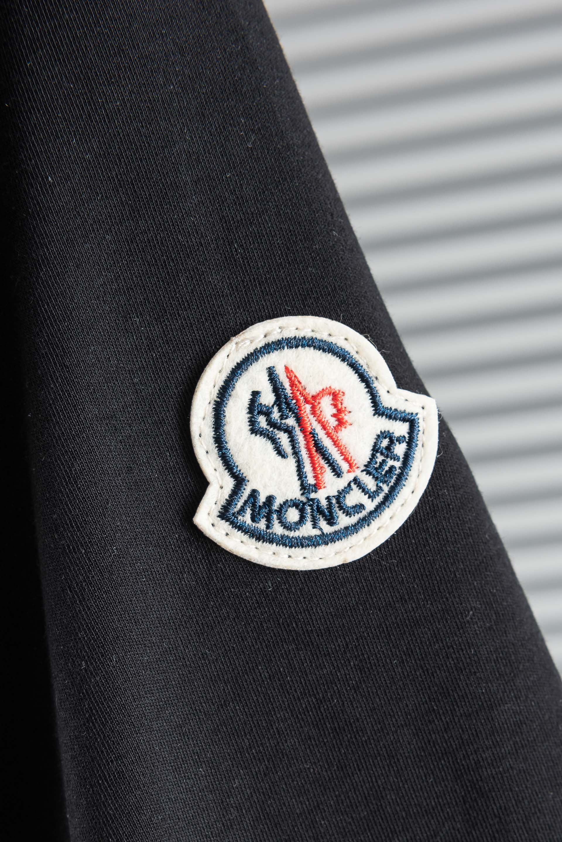 MONCLER蒙口26SS夏季新款男士圆领短袖T恤#高端奢侈成衣系列，新型纤维交织混纺。并经过复杂先进整