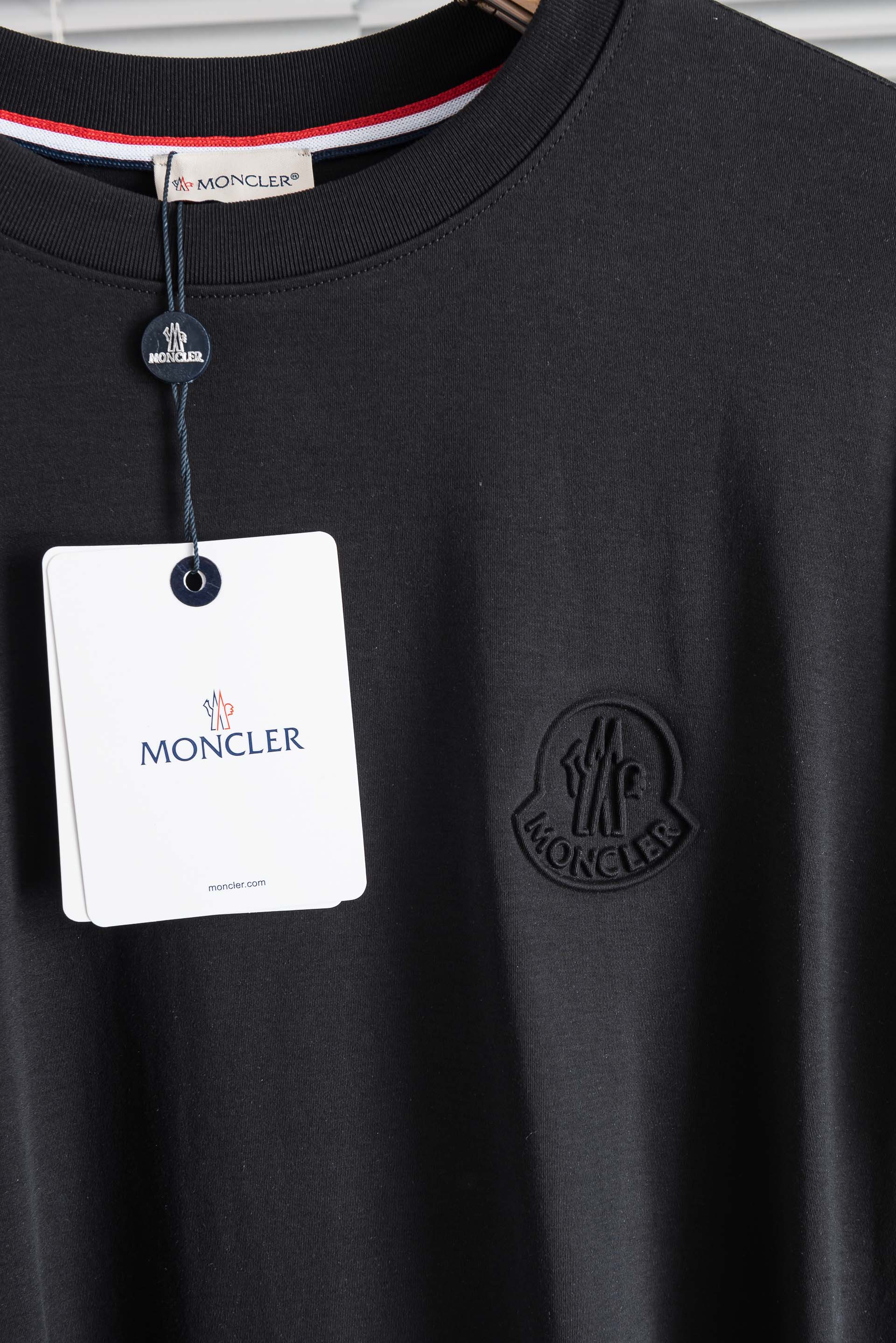 MONCLER蒙口26SS夏季新款男士圆领短袖T恤#高端奢侈成衣系列，新型纤维交织混纺。并经过复杂先进整